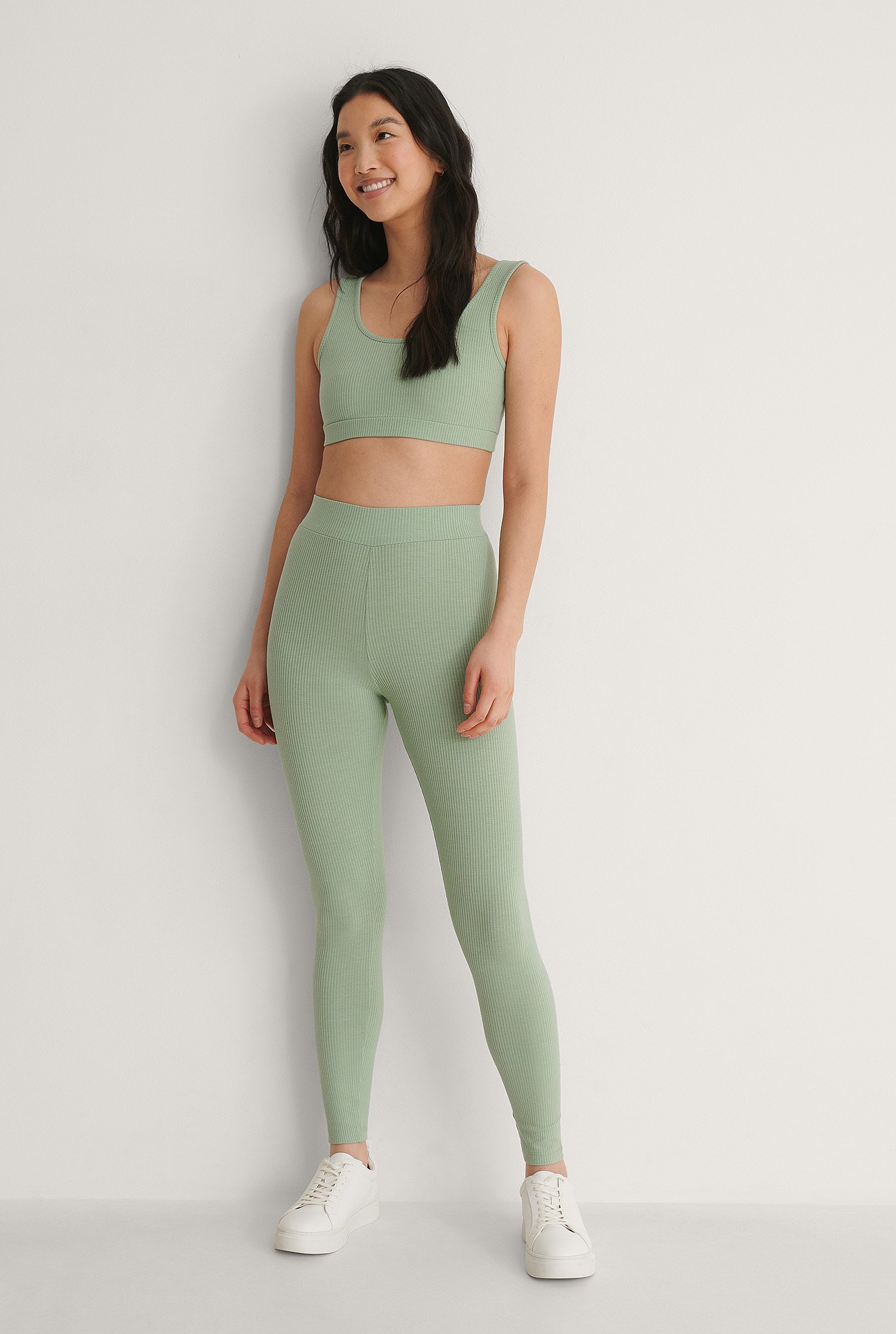 Dusty Green Recycelte Ripp-Strumpfhose mit hoher Taille