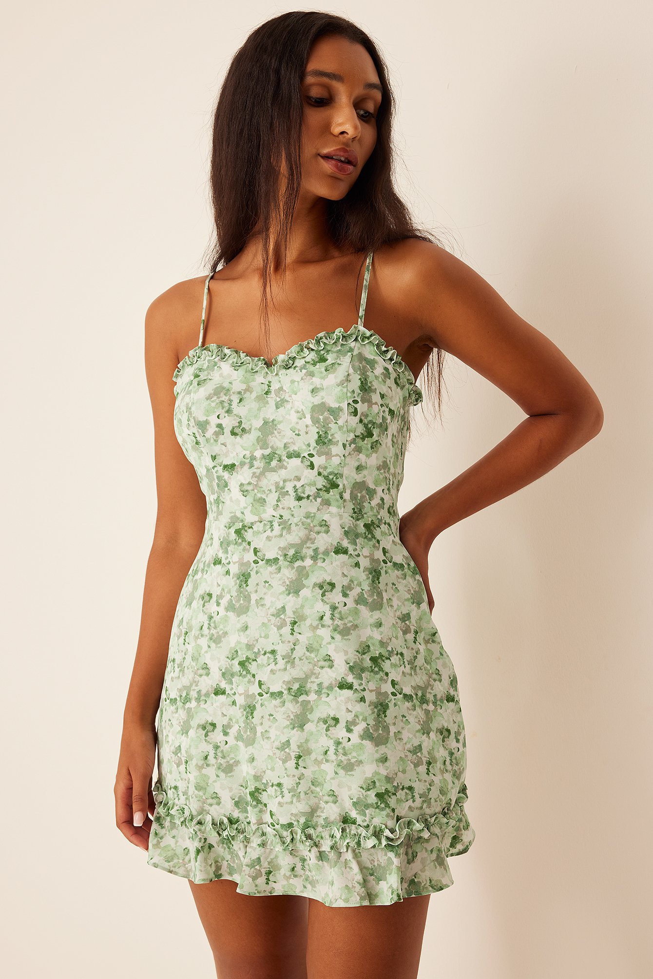 Green Camo Recyceltes Kleid mit dünnen Trägern und Rüschenkragen