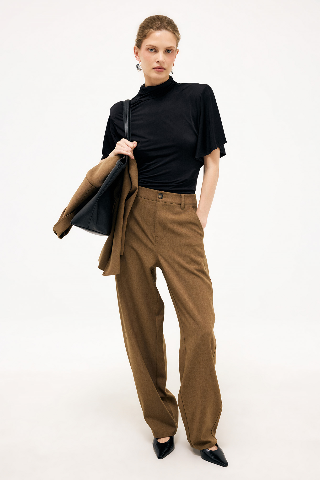 Relaxed barrel pants dark brown — byxor med fickor från NA-KD