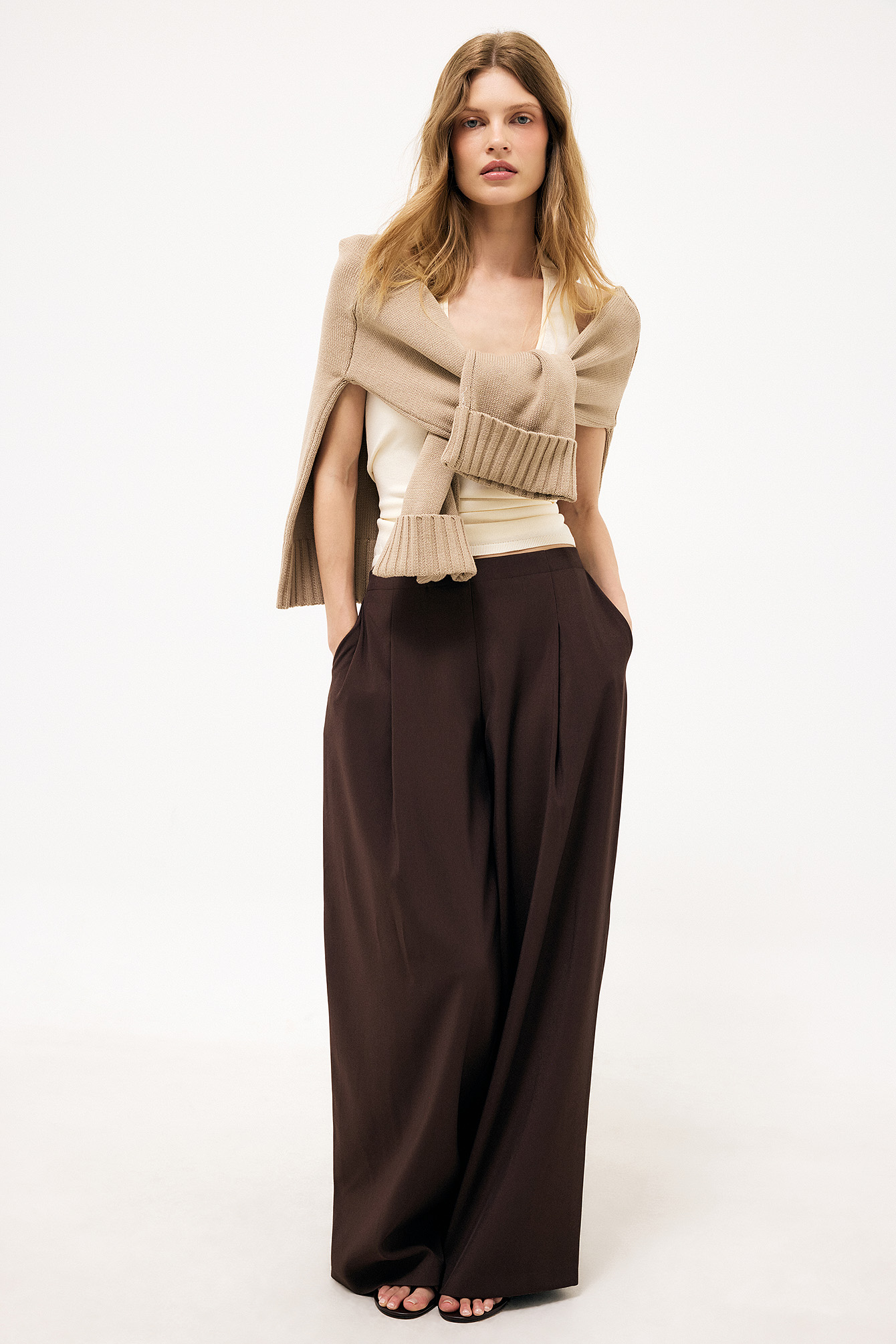 Relaxed elastic back pants dark brown — byxor med fickor från NA-KD