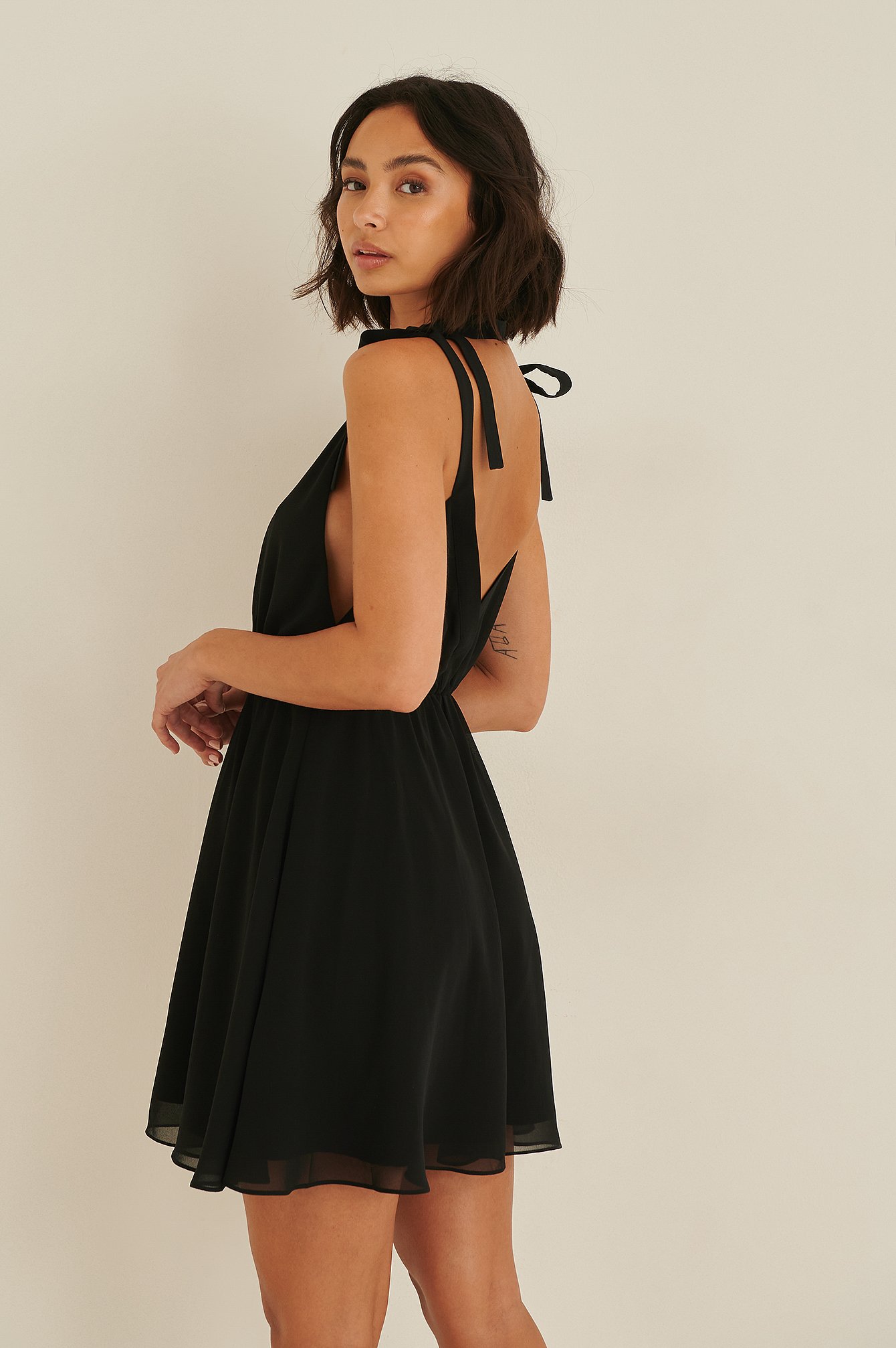 Black Recyklingowana i otwarta sukienka mini z tyłem i wiązaniem z ramieniem