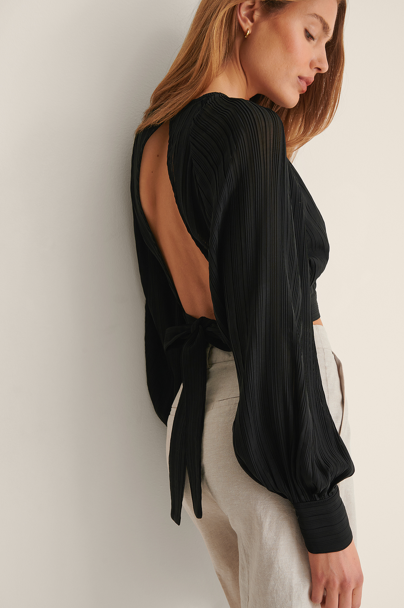 Geplisseerde blouse met rug Zwart | NA-KD