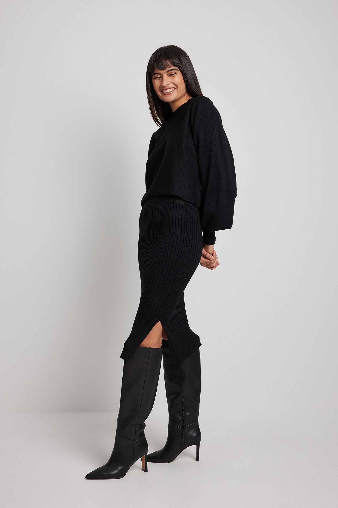Black Round Neck Cropped Knitted Sweater