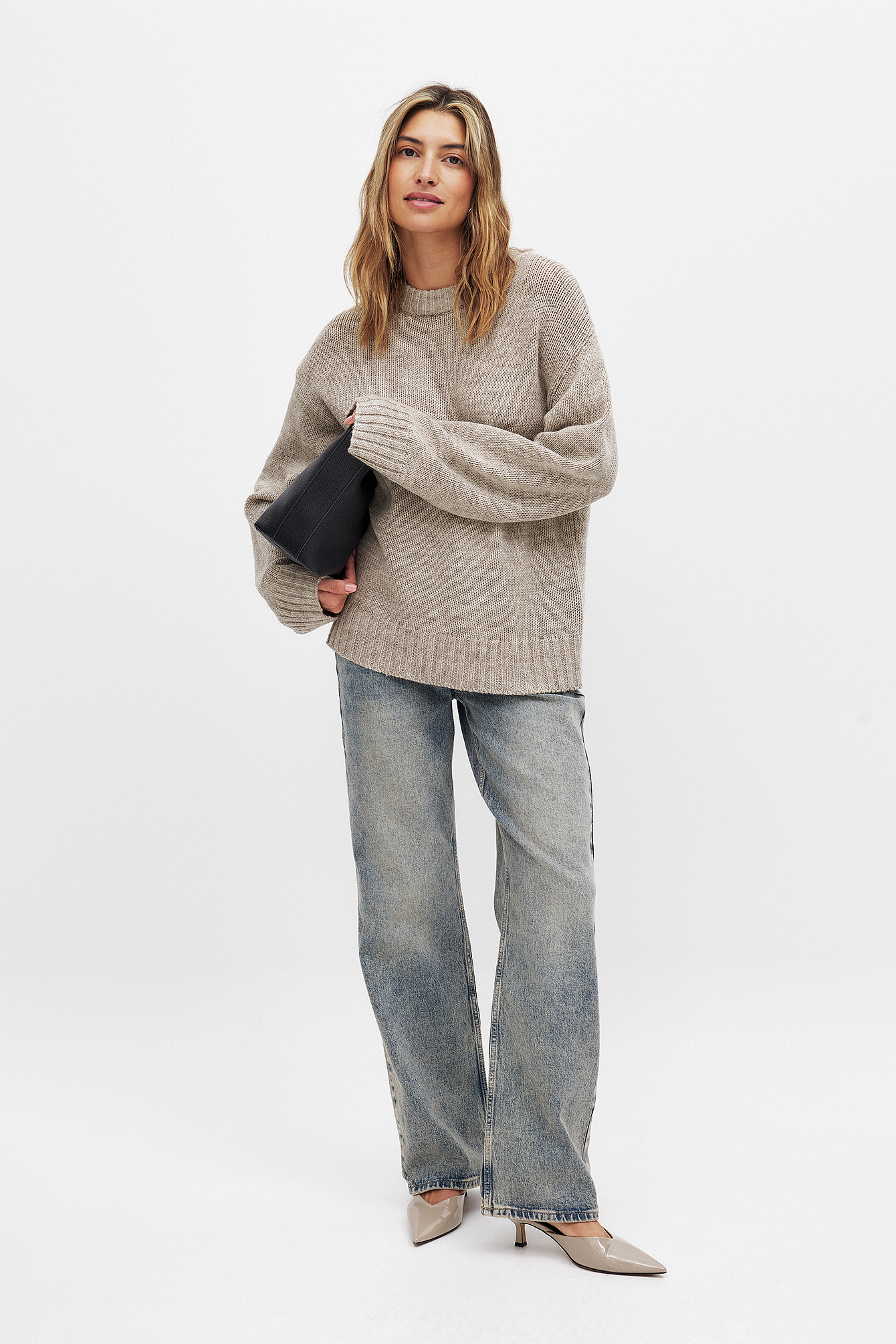 Round neck knitted sweater
