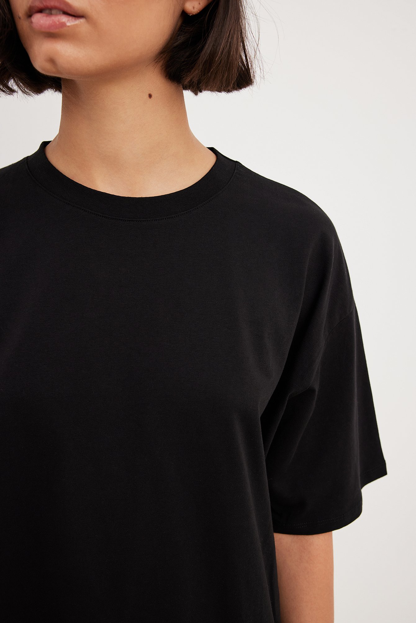Organic Oversize mit rundem | T-Shirt Schwarz Ausschnitt NA-KD