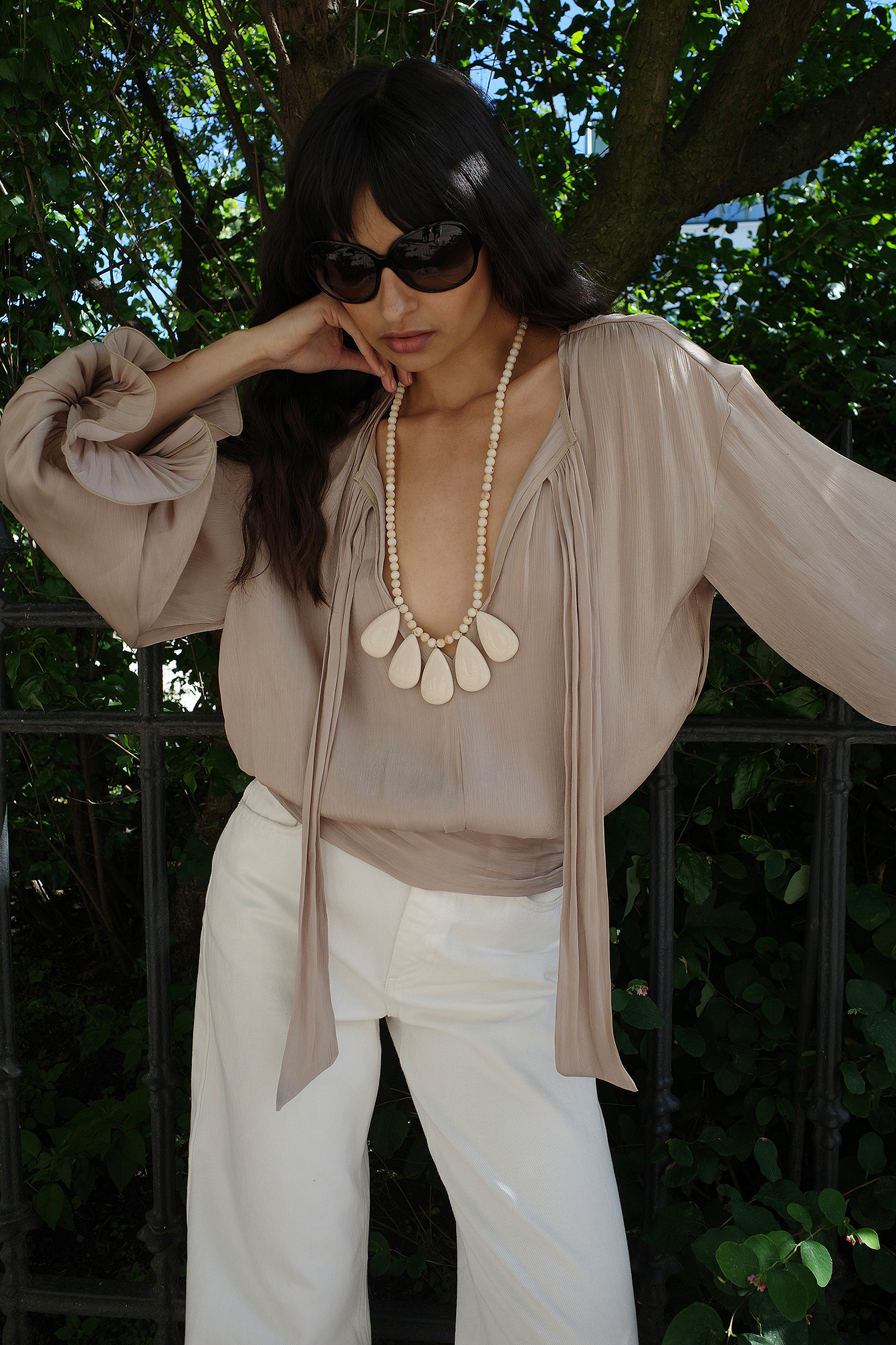Blusa con volantes y cintura fruncida - Blusas - Beige - 32 - NA-KD / NAKD