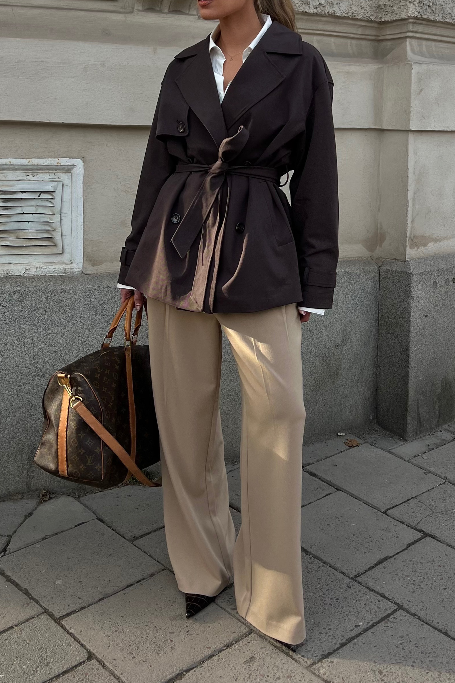 Gold button suit pants beige — byxor med fickor från NA-KD