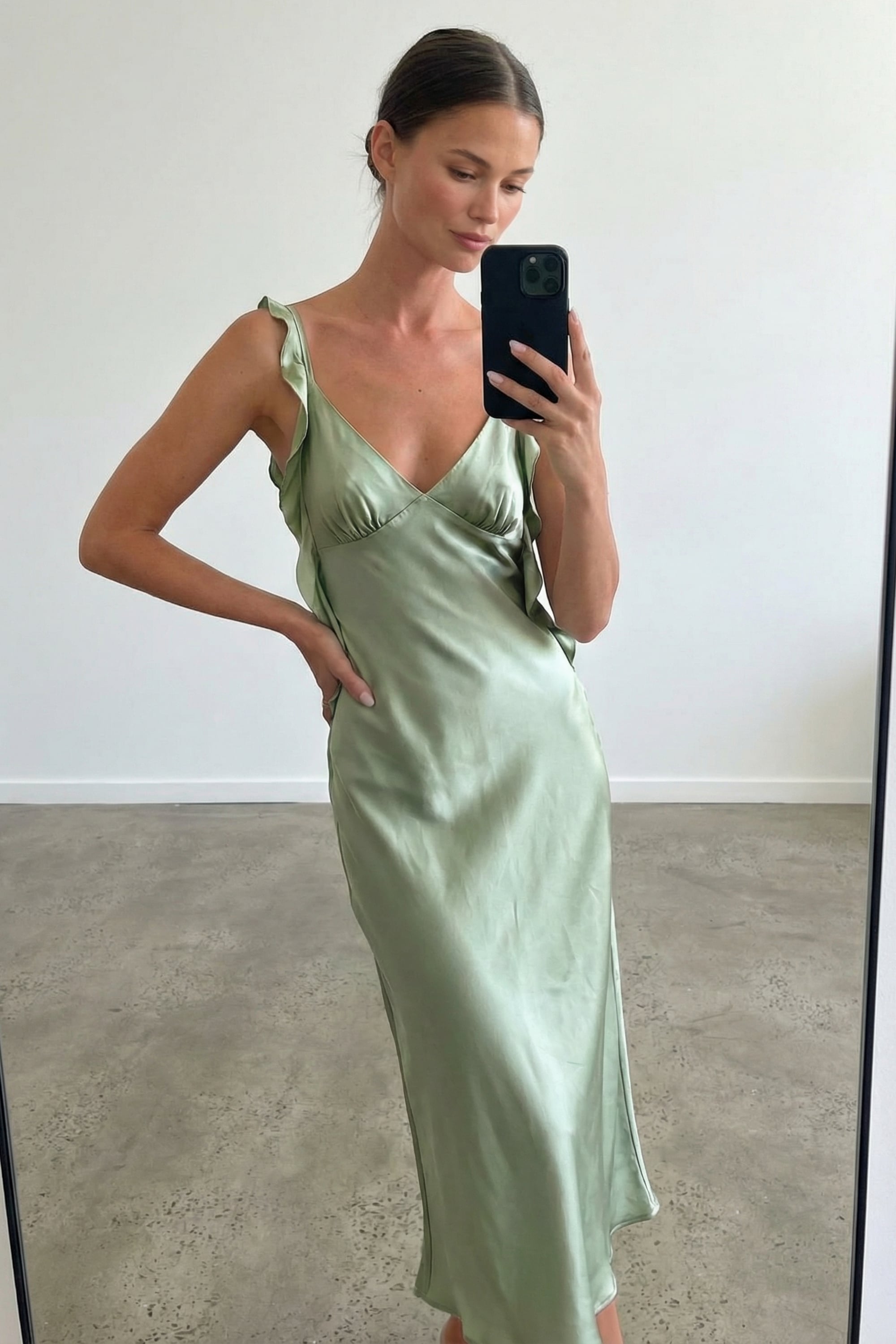Maxivestido de satén con volantes en los hombros - Ruffle Dresses - Green - EU 42 - NA-KD / NAKD