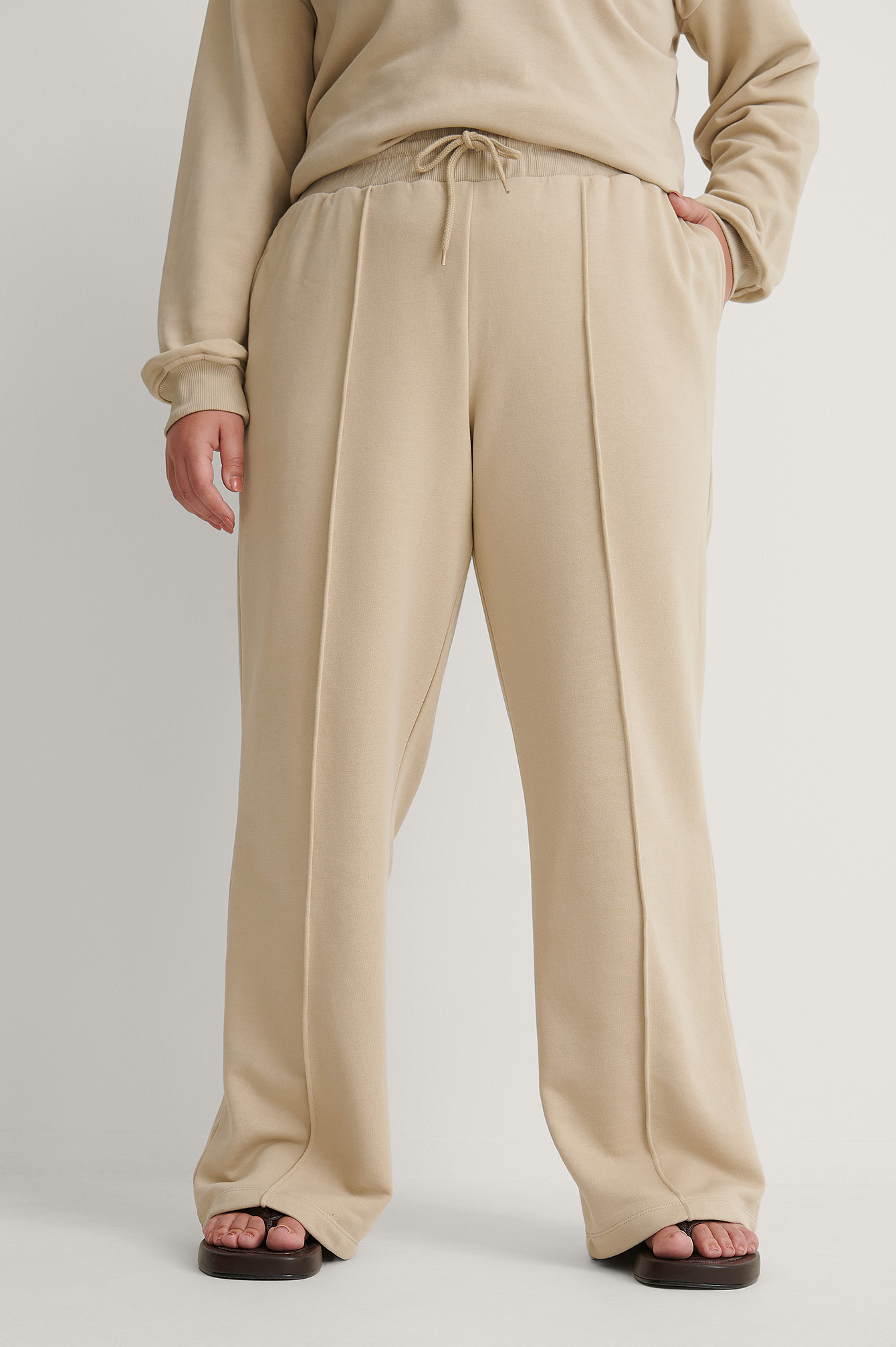 Pantalón de chándal con detalle en la costura orgánico Beige | na-kd.com
