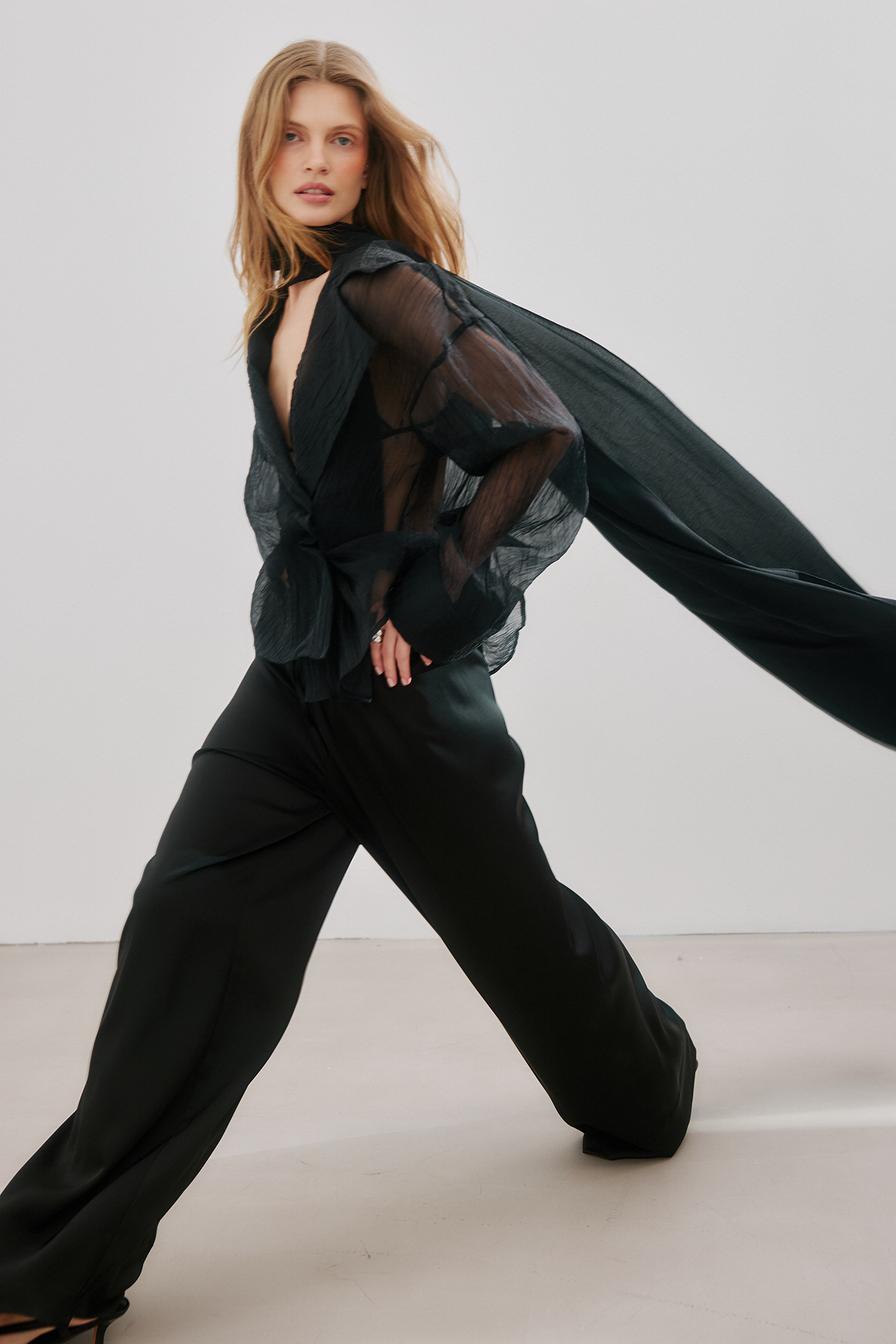Camisa cruzada transparente - Camisas - Black - EU 34 - NA-KD / NAKD