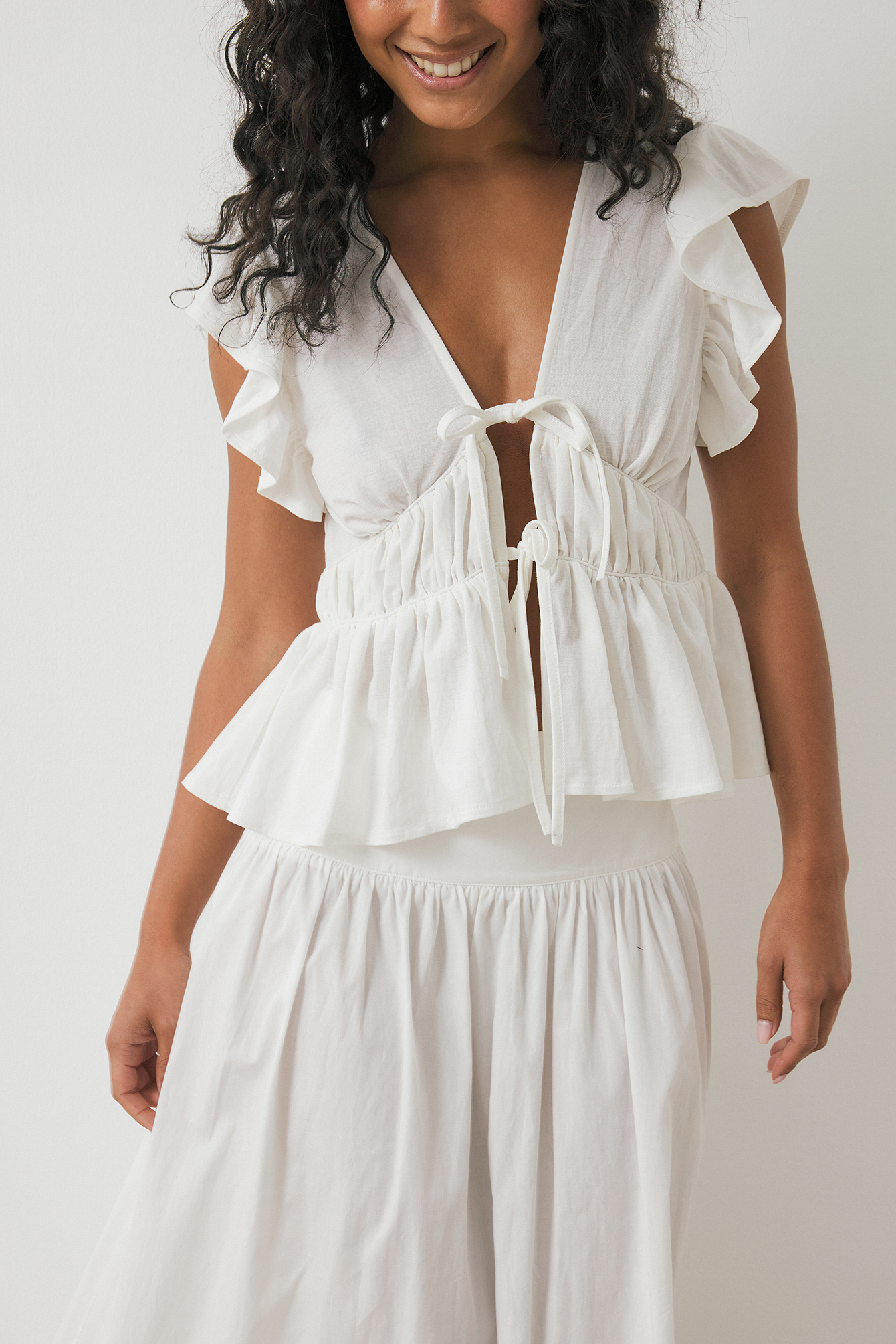NA-KD Shoulder Flounce Top - Tie Front Tops - Offwhite - S (EU 34-36) - NA-KD / NAKD