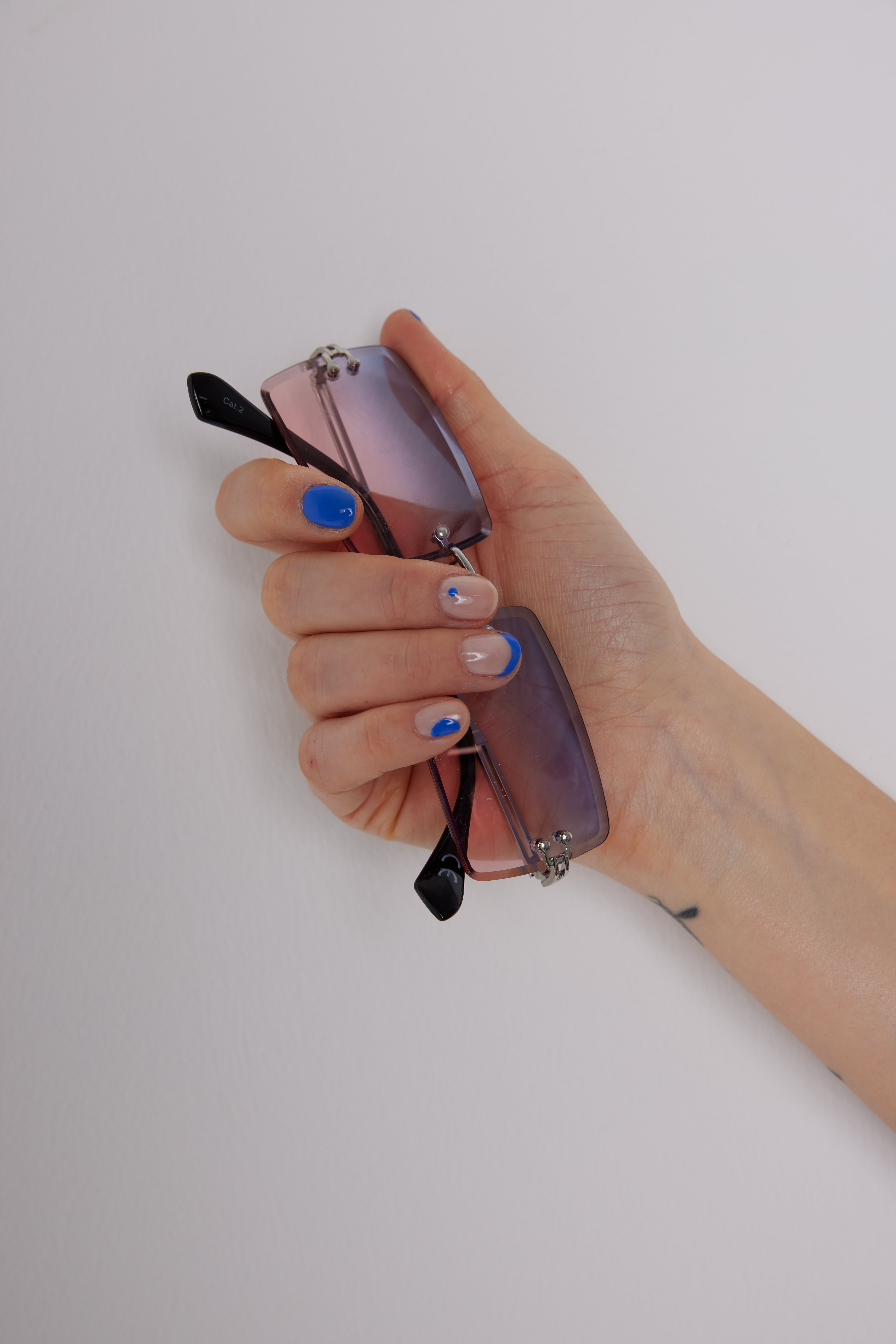 Pink/Blue Occhiali da sole con lenti rettangolari sottili con montatura a giorno