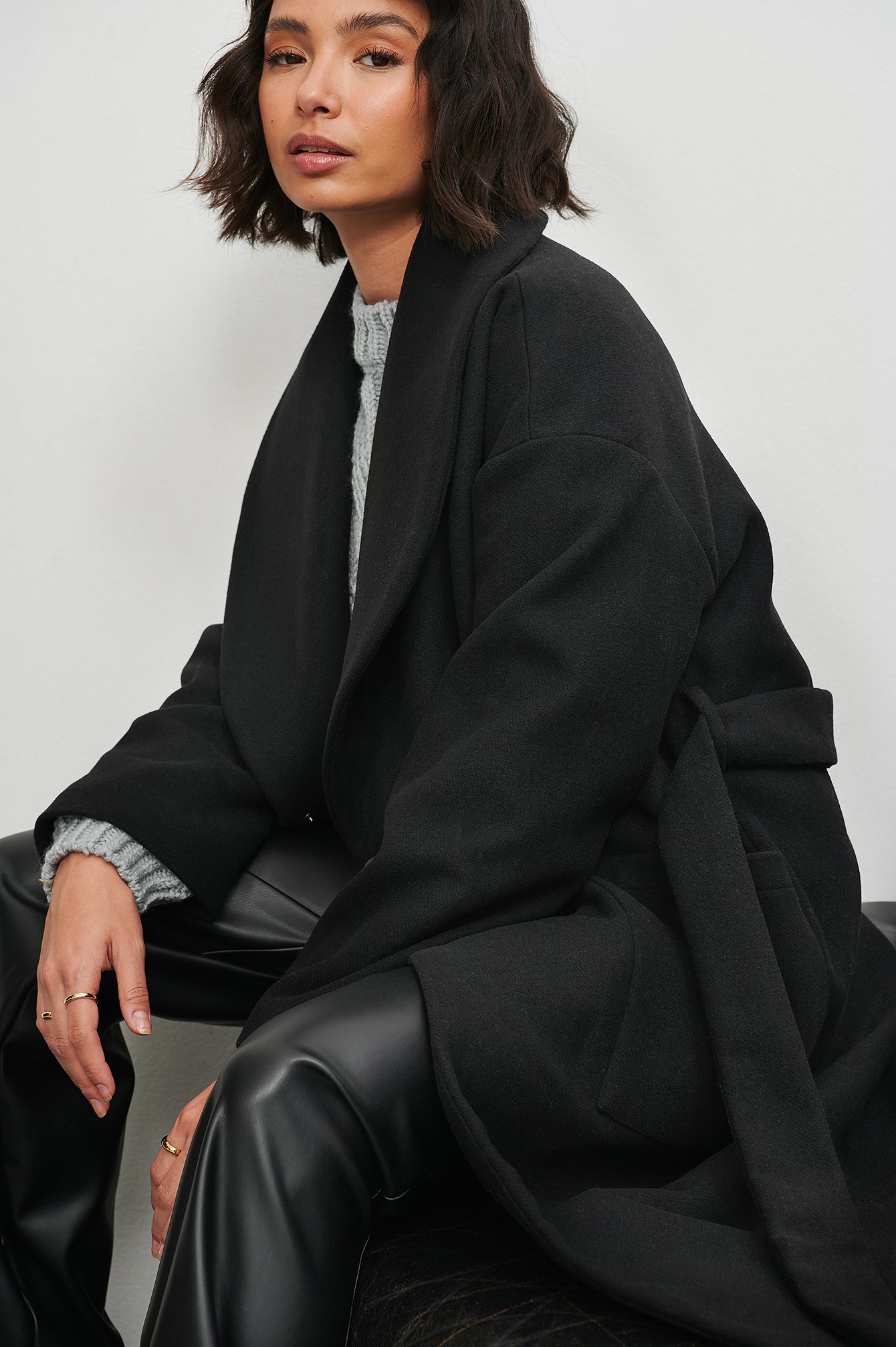 NA-KD Sofia Coelho x Kunstpelzmantel mit Gürtel in Natur Damen Bekleidung Mäntel 