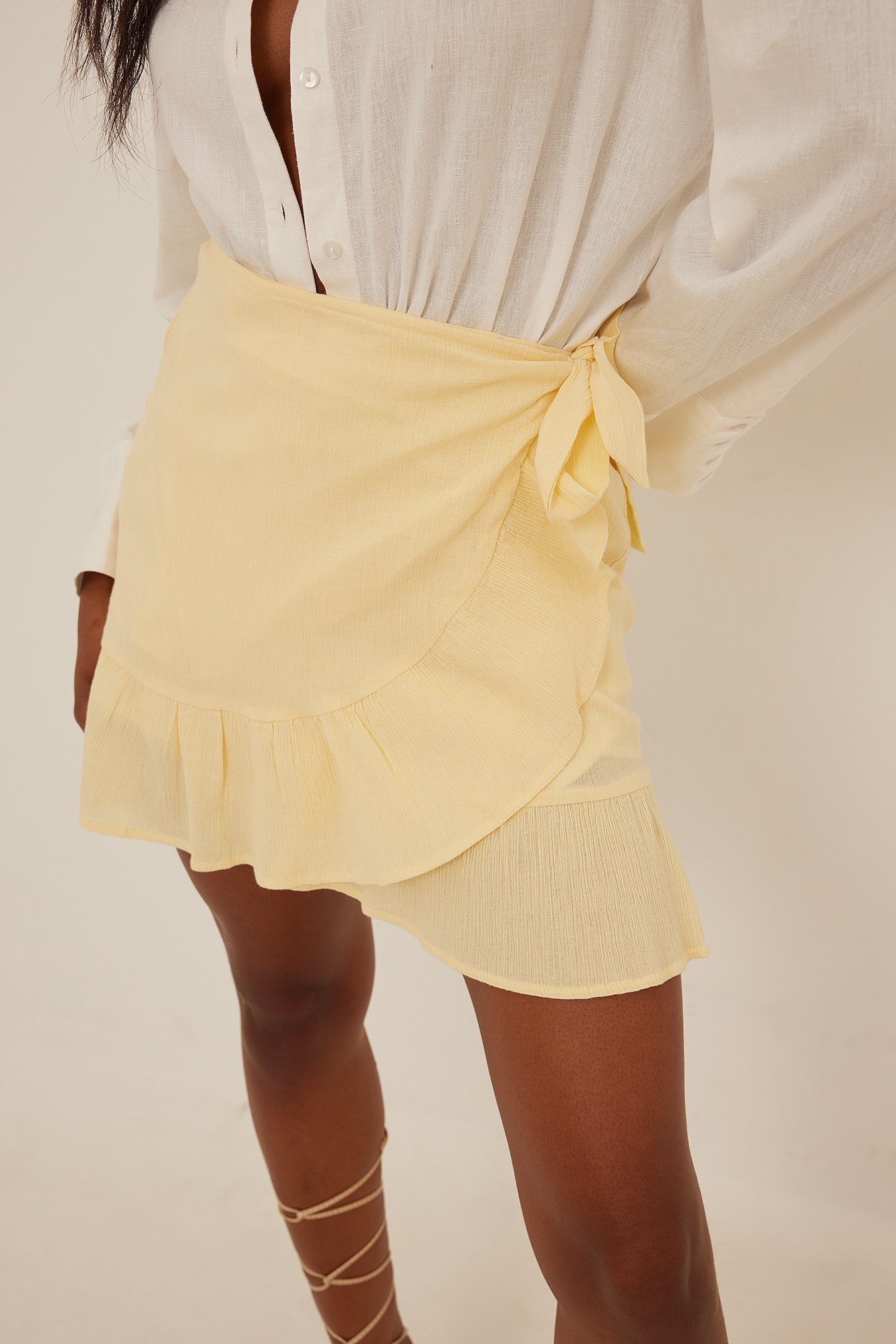 Light Yellow Slå-om nederdel i blød bomuld med flæser