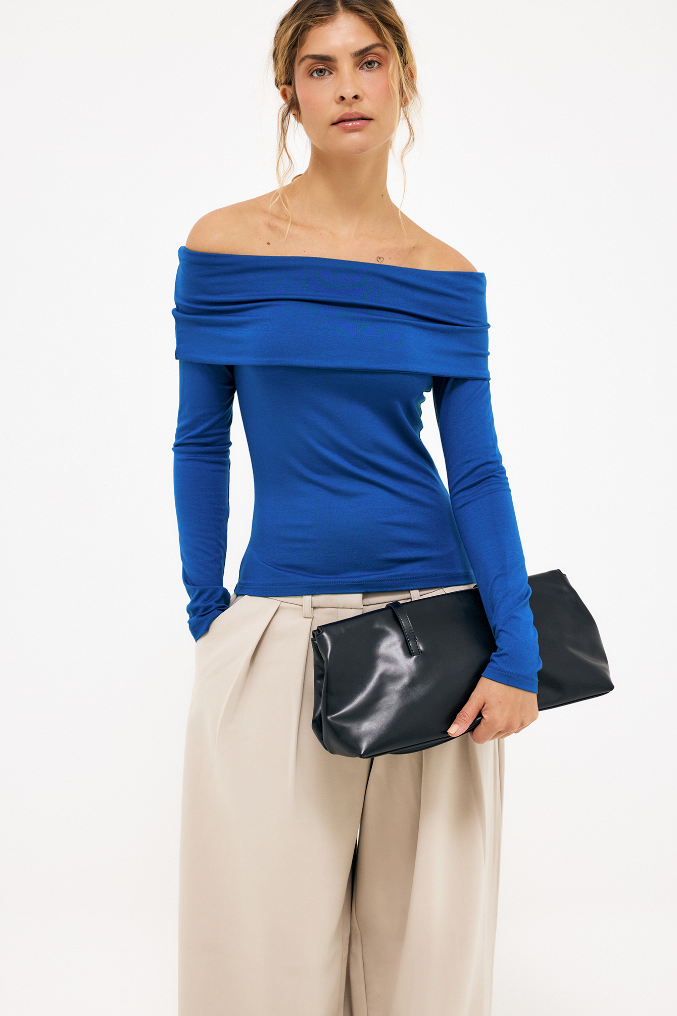 Twist Off Shoulder Top Black | NA-KD