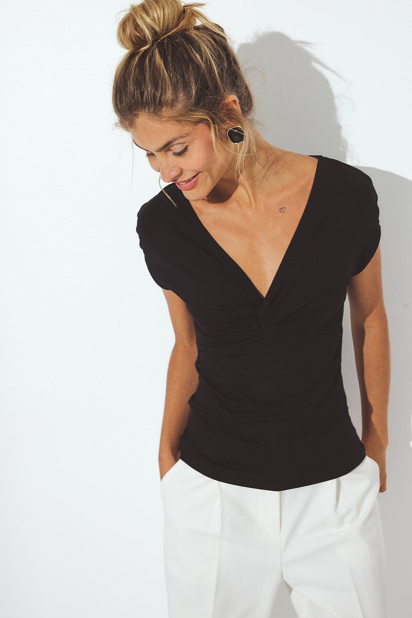 Soft Line Short Sleeve Twist Top Black | NA-KD