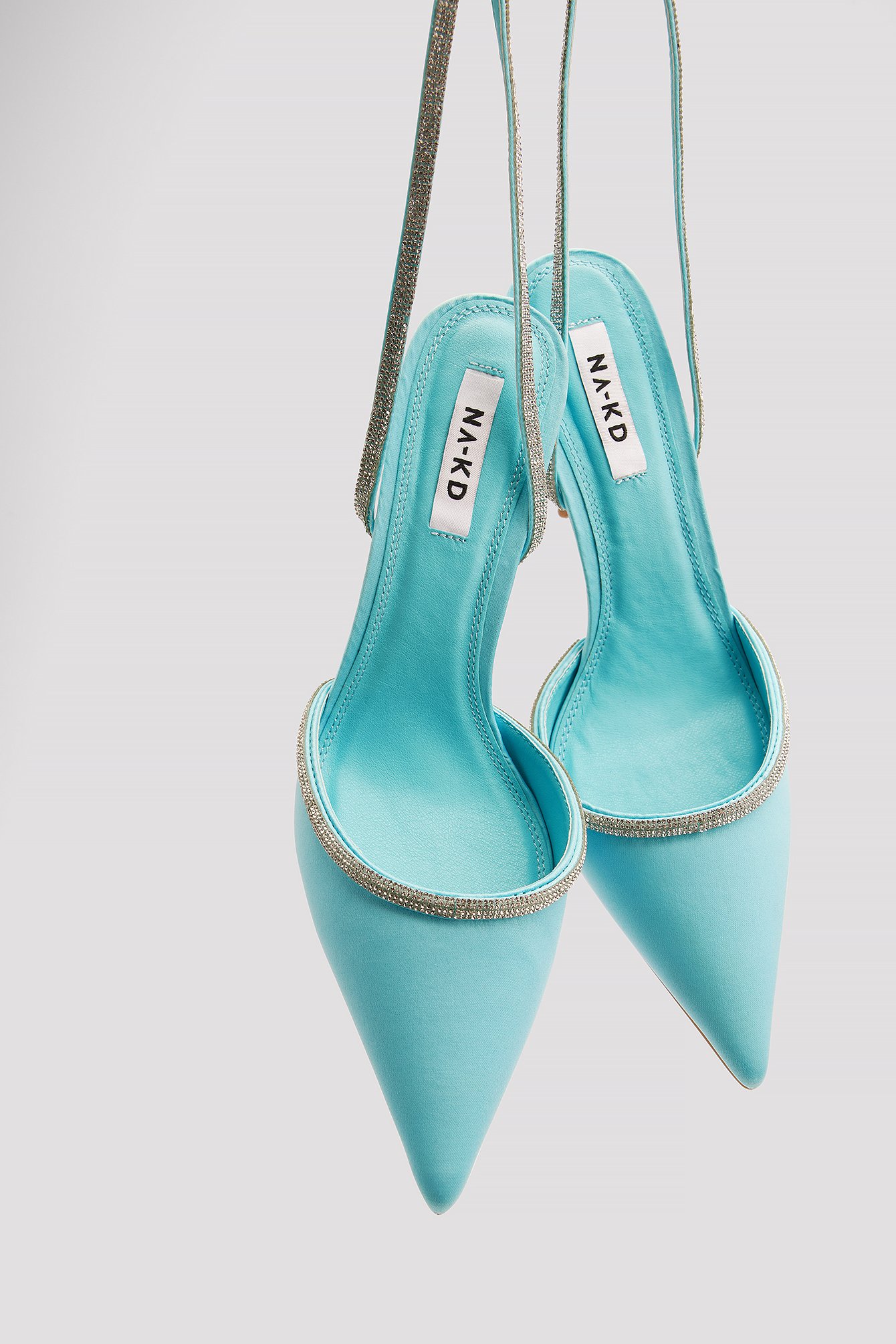 Aqua Blue Zapatos de punta con correas brillantes