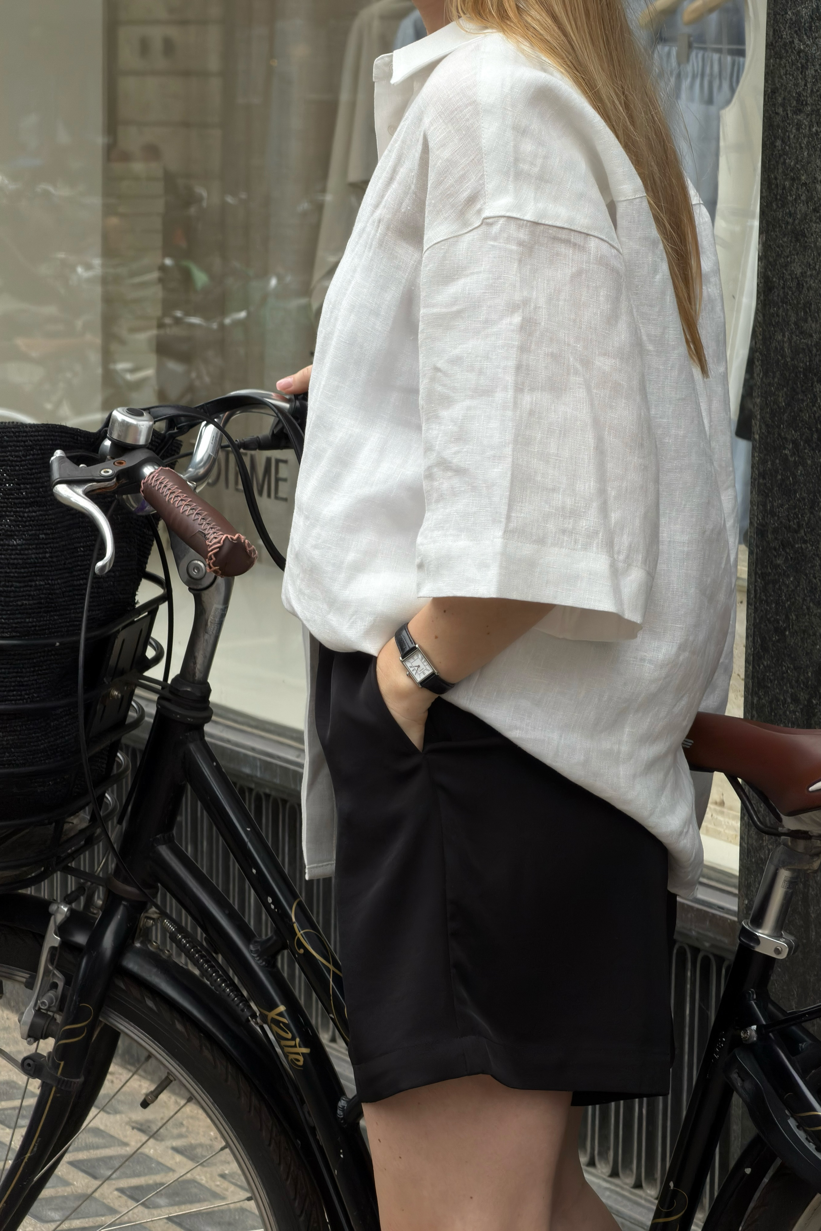 Long satin shorts black — shorts med fickor från NA-KD