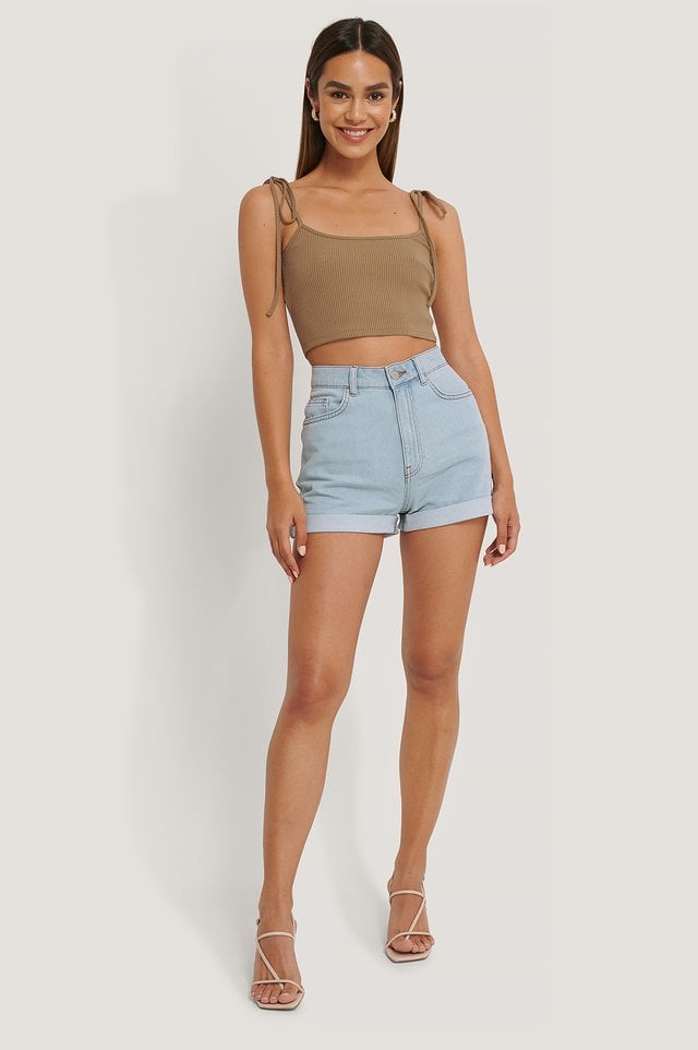 The ultimate summer staple! Style these cute shorts with a simple top, a pair of heels, and gold-colored earrings.