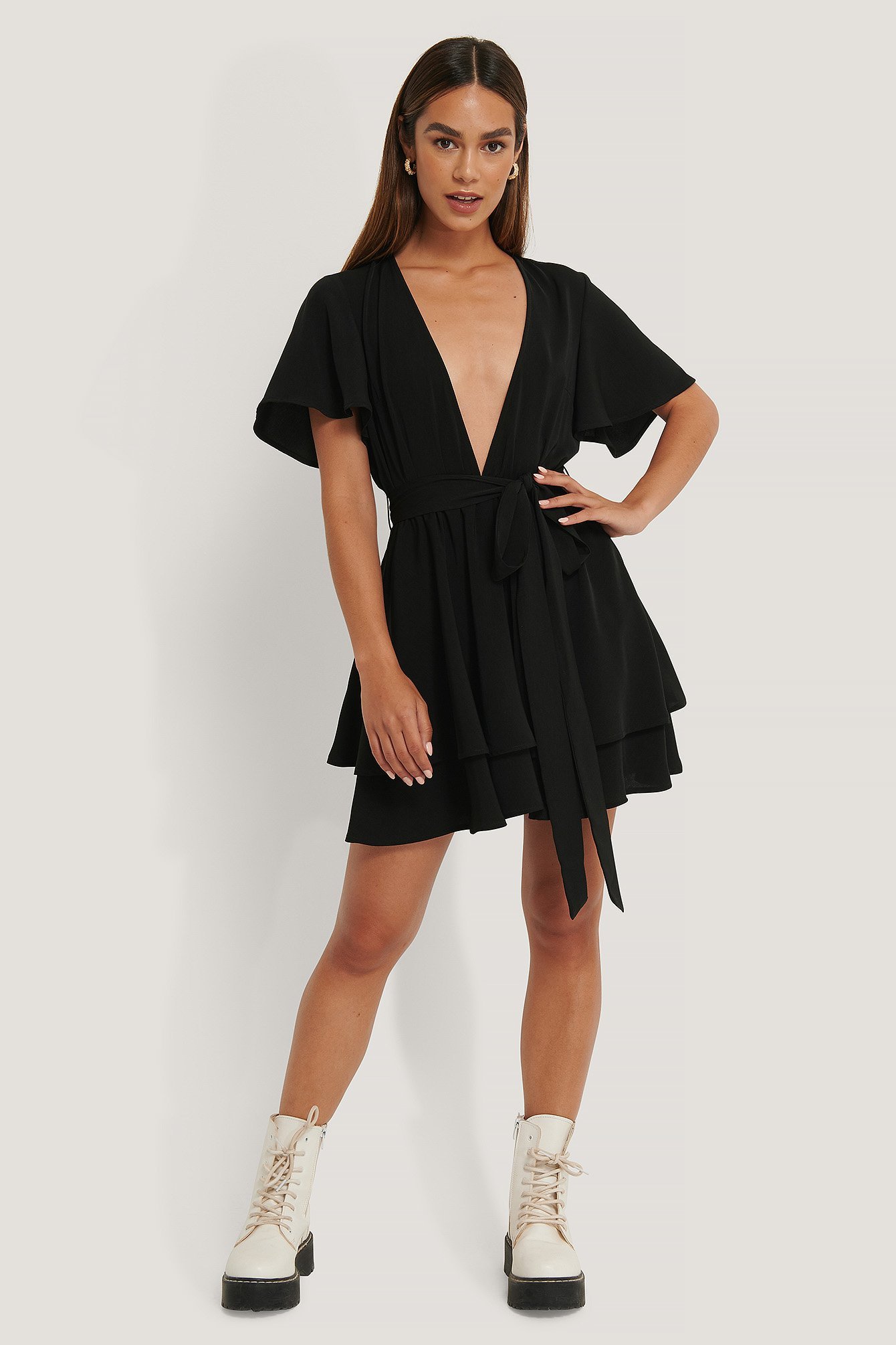 Kleid Mit Tiefem V-Ausschnitt Schwarz | na-kd.com