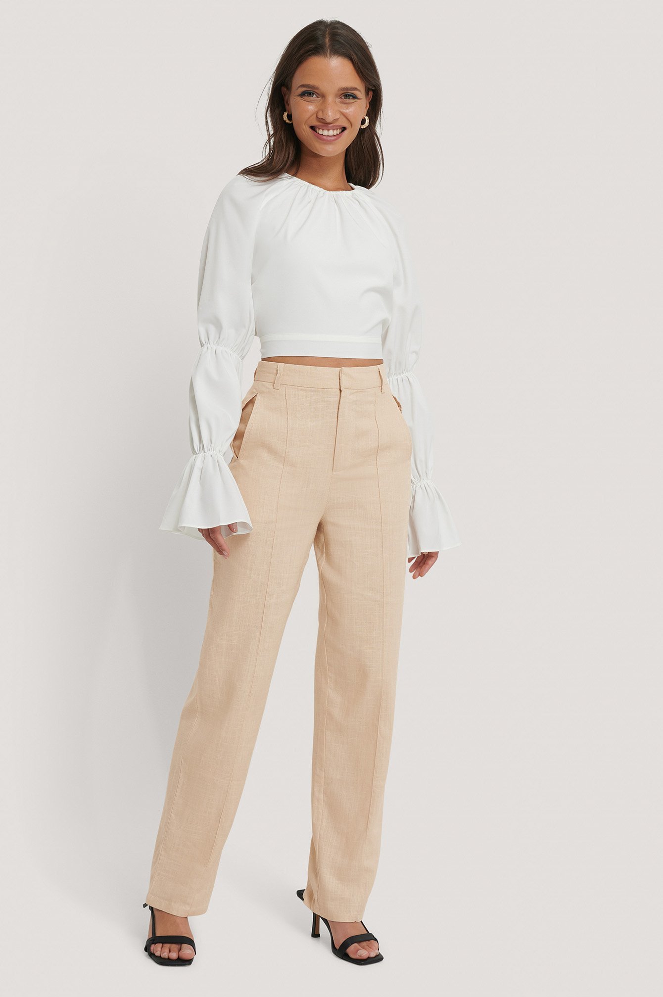 The perfect outfit for a dinner out! Style this top with a pair of trousers, heels, and some gold-colored earrings for a dressed-up yet comfy look.
