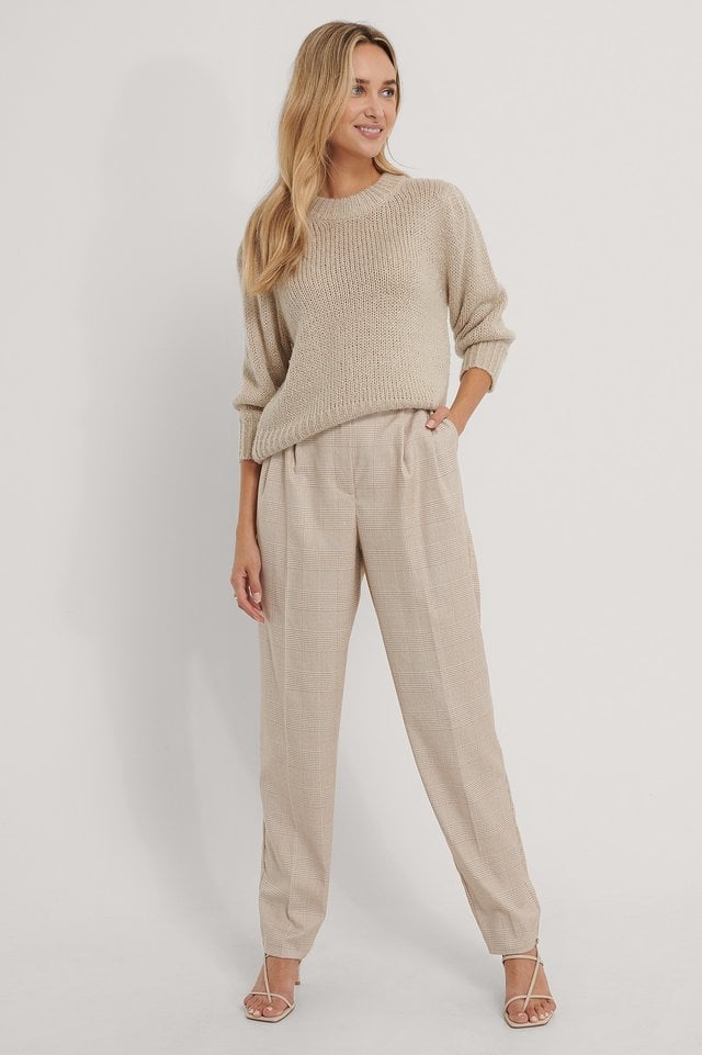 Style these trendy suit pants, with gold-colored hoops and rings, a knitted sweater and a pair of strappy sandals. For an elegant and trendy look.
