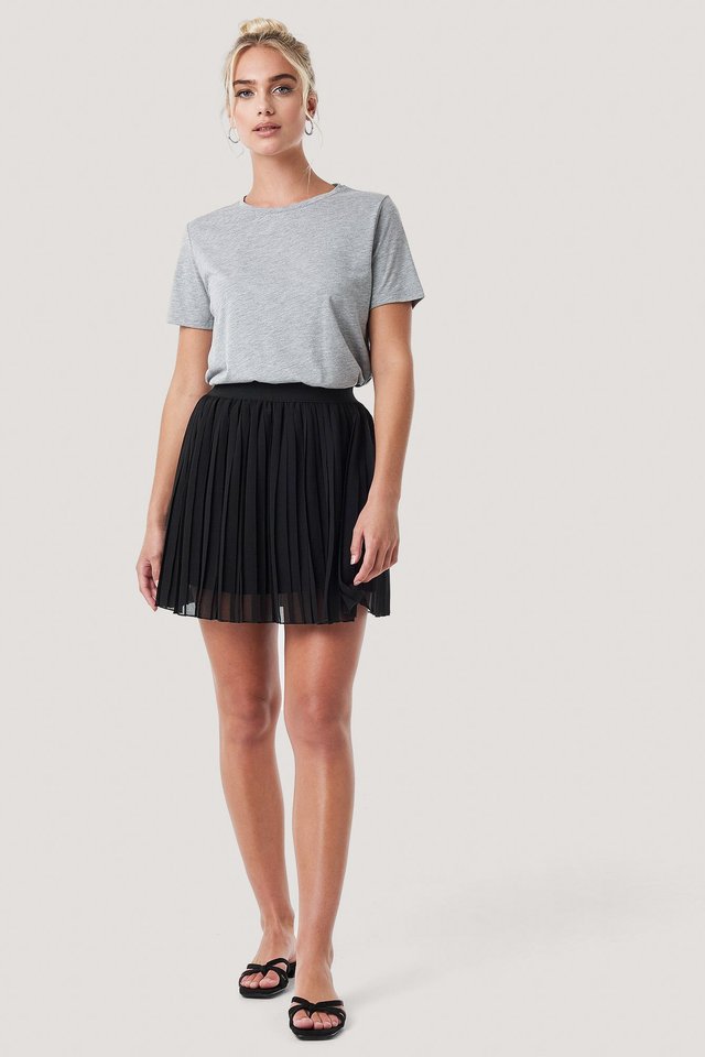 short black pleated skirt outfit