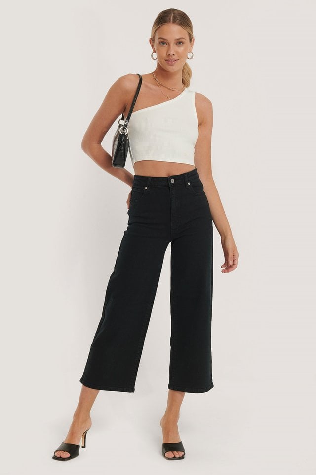 A Street Aline Crop Jeans Black Outfit.