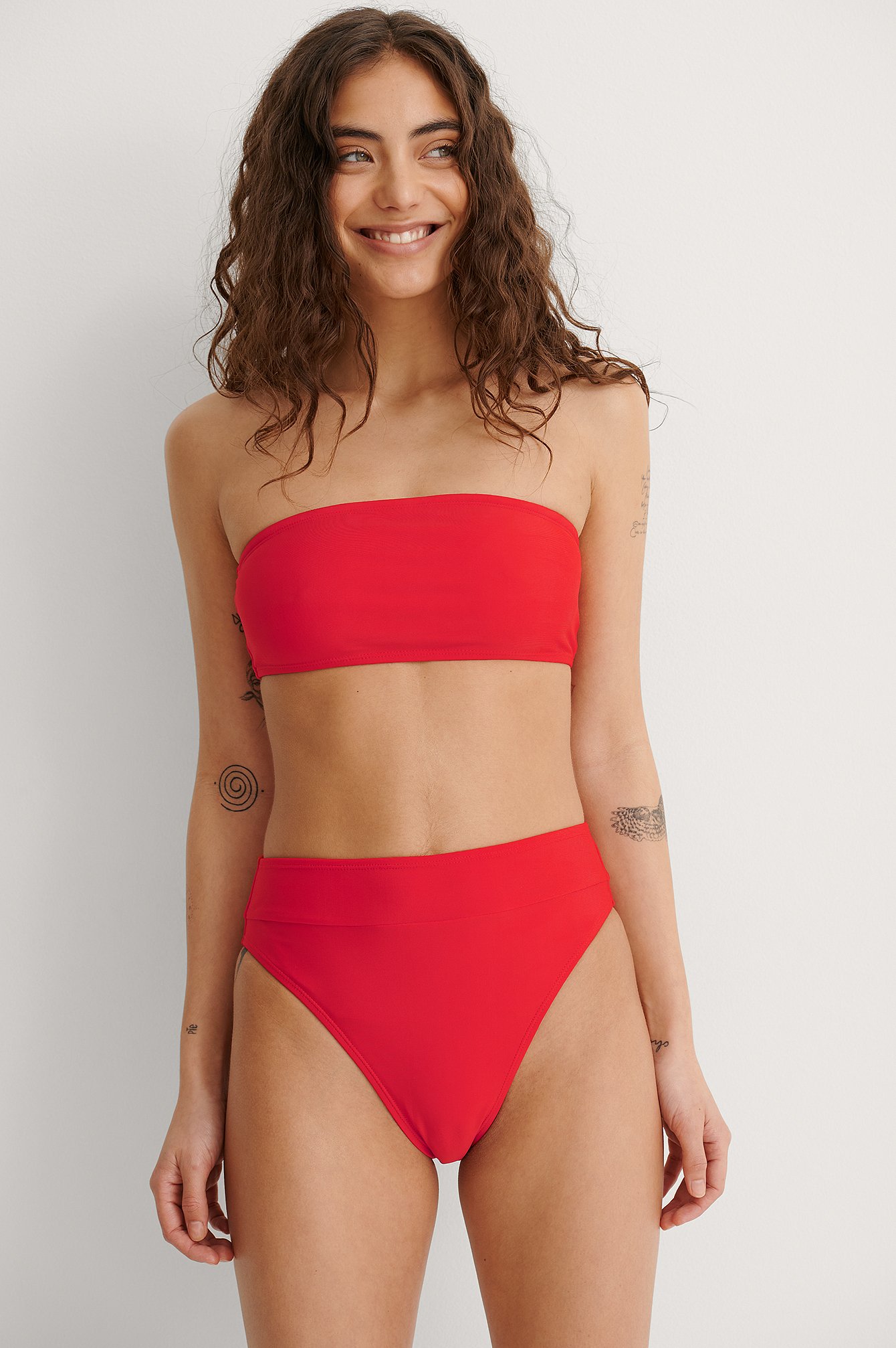 Kunstig lige ud trekant Højtaljede bikinitrusser Rød | NA-KD