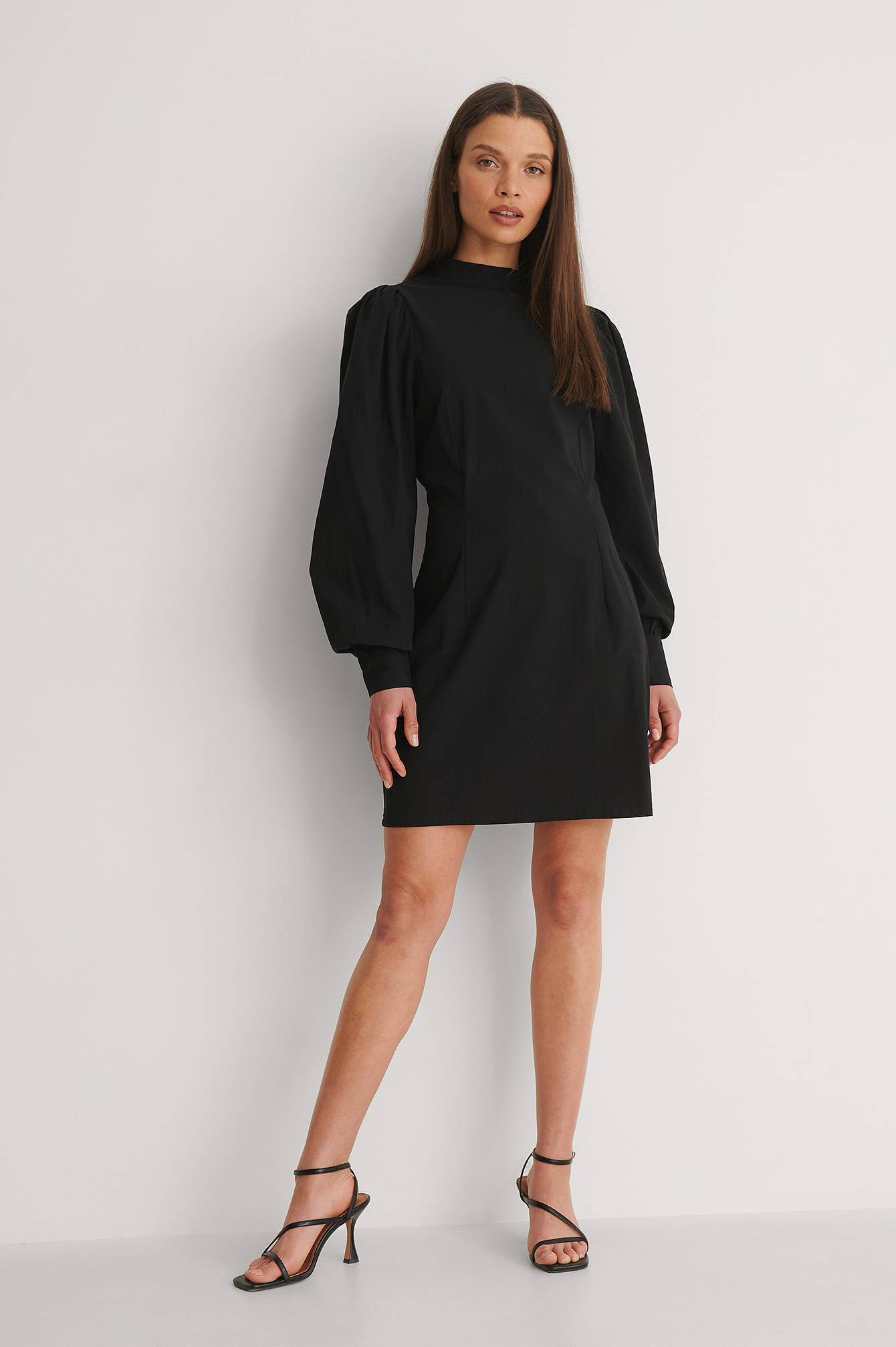Damen Bekleidung Kleider Freizeitkleider und Tageskleider NA-KD Synthetik Trend Cut-out-Strickkleid mit hohem Ausschnitt in Schwarz 