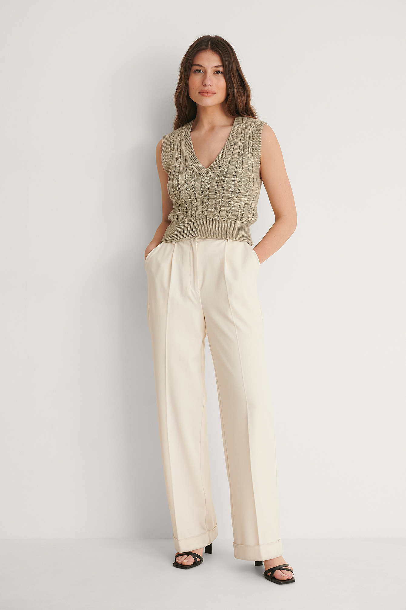 Cropped Vneck Cable Knitted Vest Beige