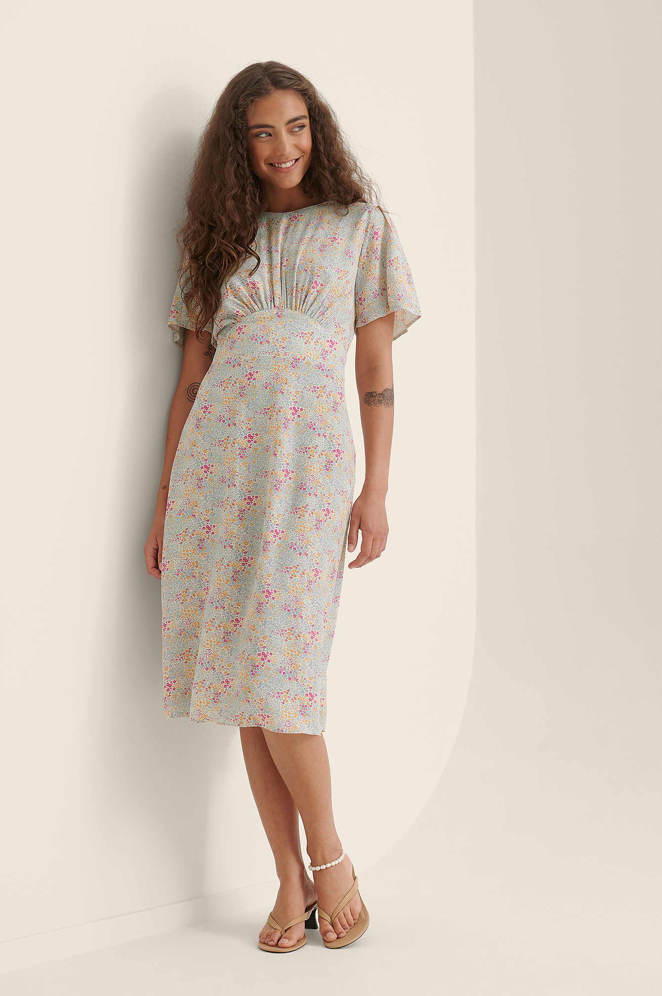 Vestido midi de manga corta con costura curvada Flores | na-kd.com