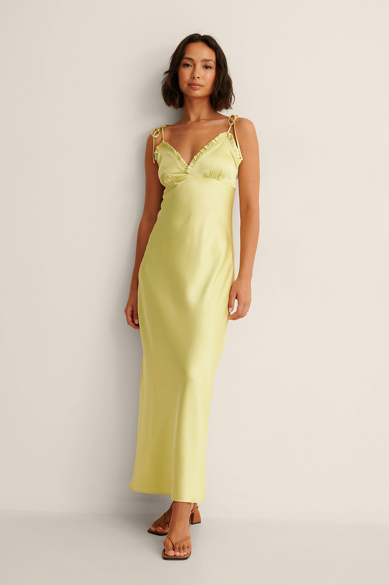Vestito satinato con forma della coppa Giallo | na-kd.com