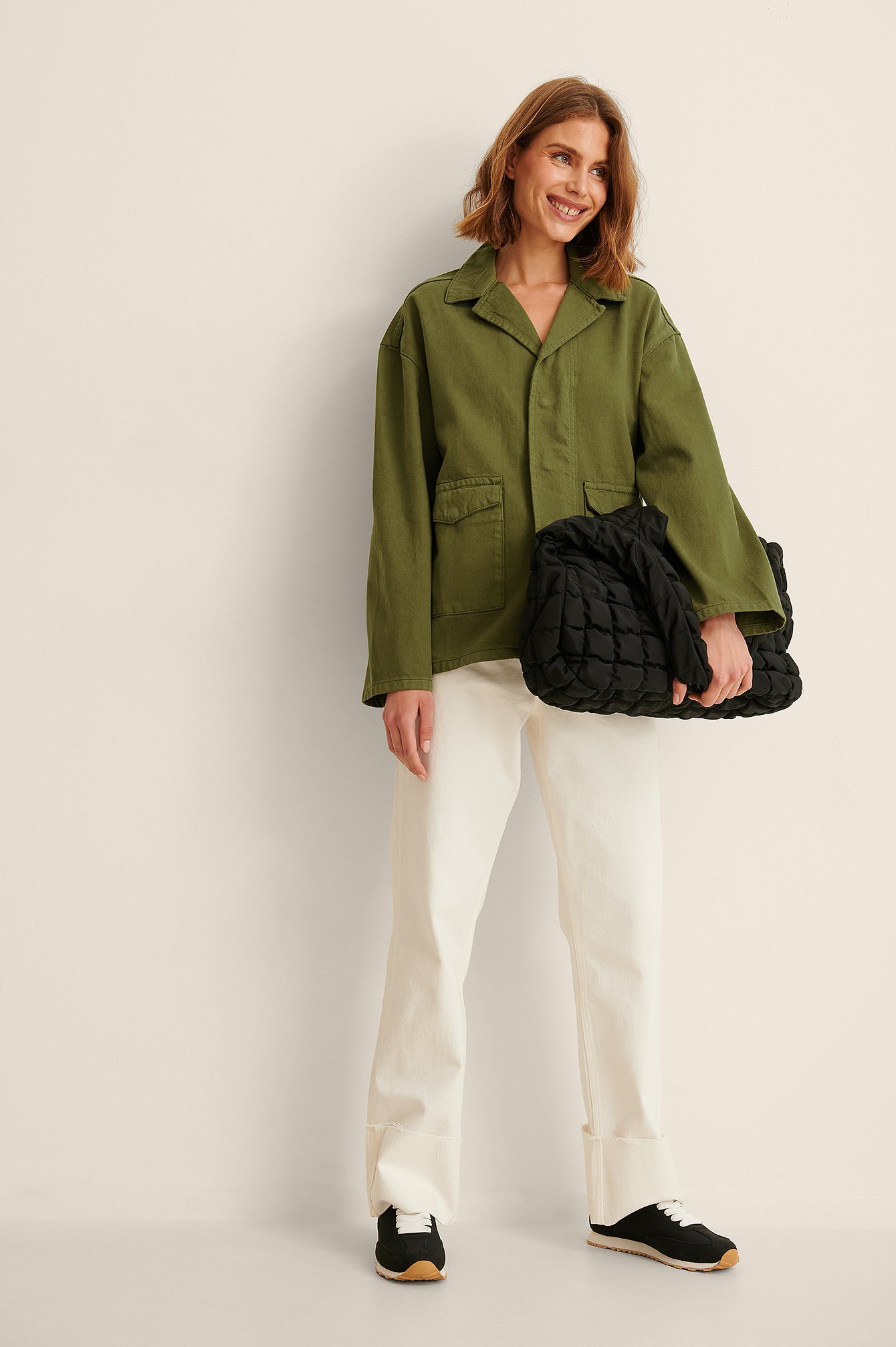 Damen Bekleidung Jacken Jeansjacken und Denimjacken NA-KD Denim Recycelte Jeansjacke mit Patch-Tasche in Grün 