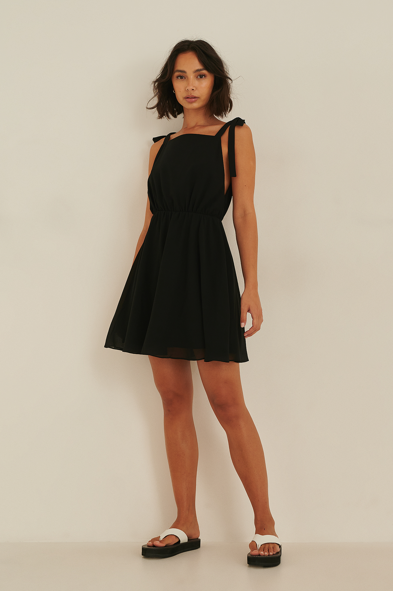 Black Recyklingowana i otwarta sukienka mini z tyłem i wiązaniem z ramieniem