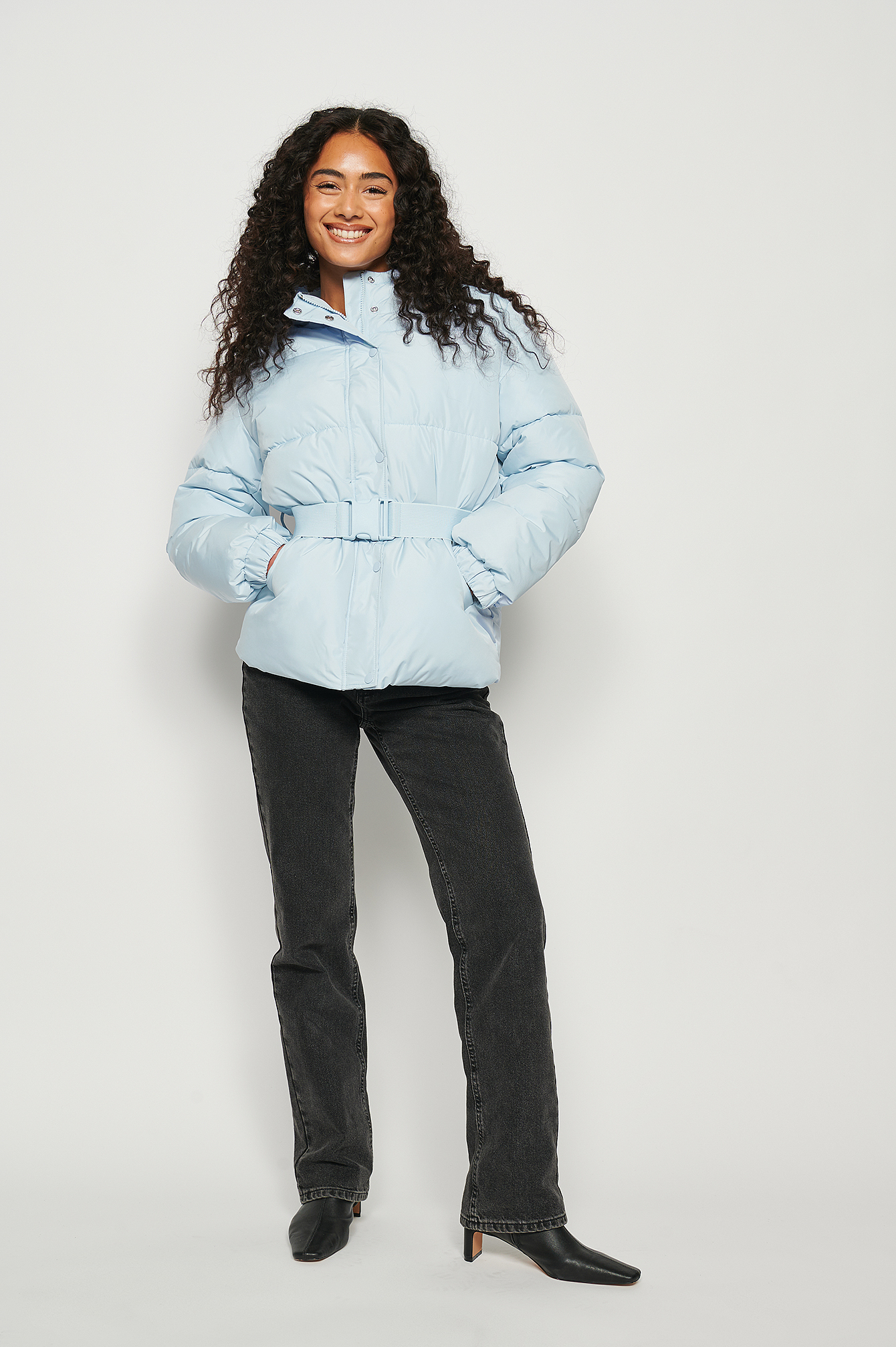 Damen Bekleidung Jacken Freizeitjacken NA-KD Synthetik Gefütterte Jacke mit Gürtel aus recyceltem Material in Blau 