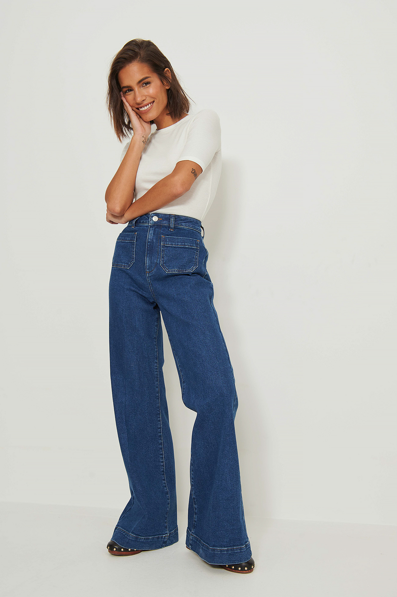 Damen Bekleidung Jeans Ausgestellte Jeans NA-KD Denim Trend Organische Jeanshose mit weitem Bein und Vordertasche im 70er-Style in Grün 