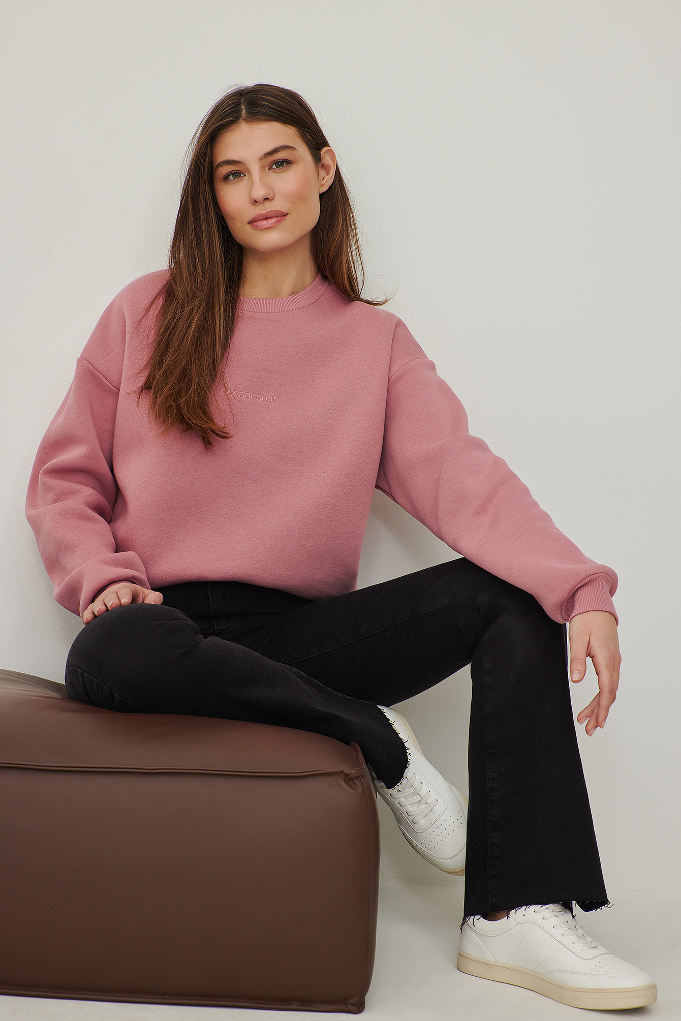 Embroidery Crew Neck Sweater Pink | na 