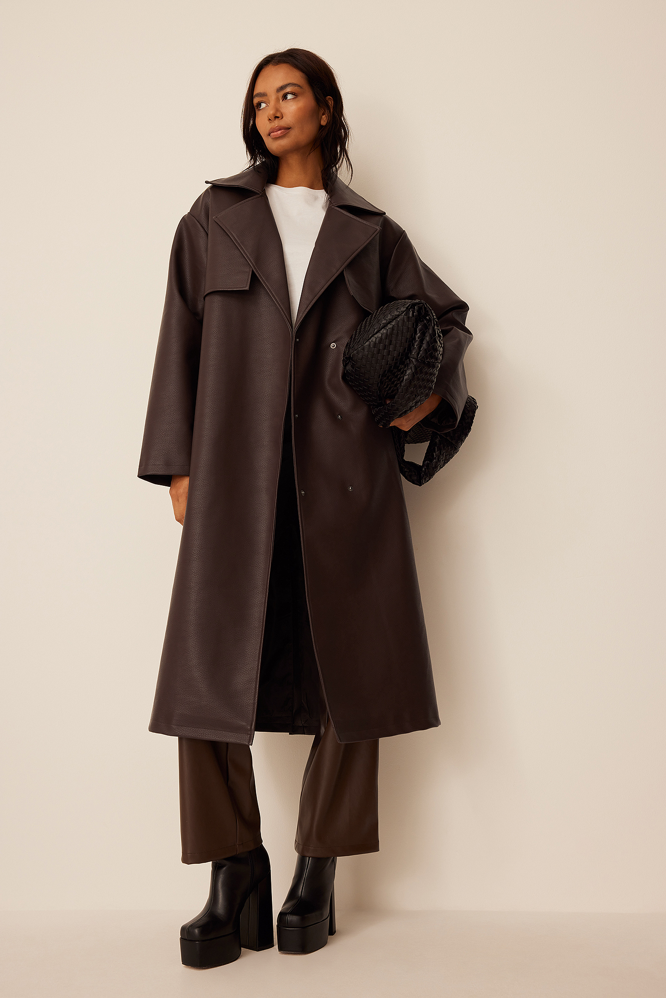 Oversized PU Trenchcoat Outfit