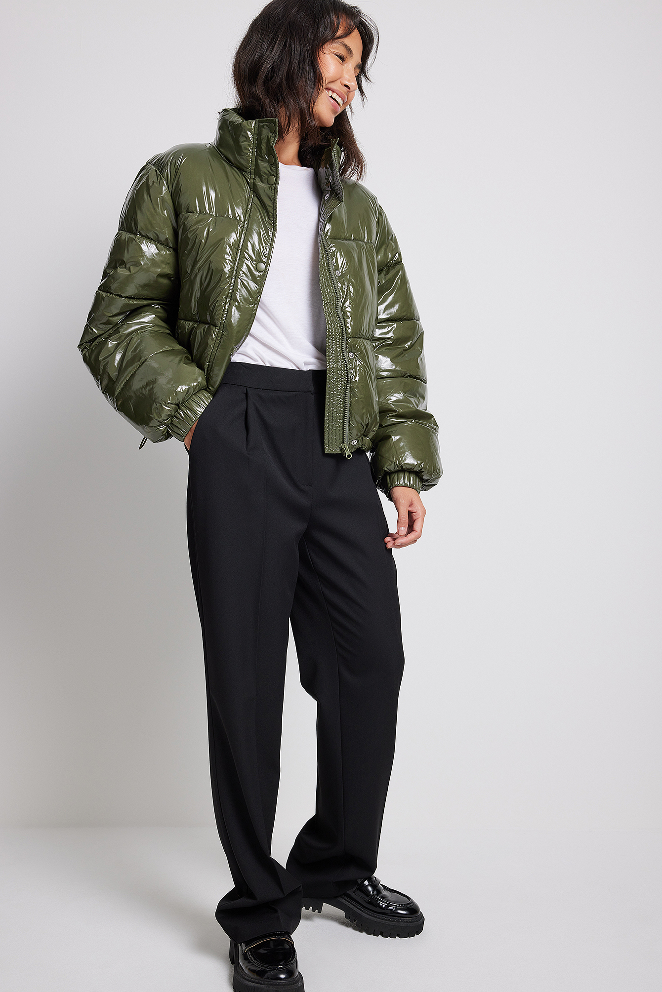 Damen Bekleidung Jacken Gefütterte und Daunenjacken NA-KD Synthetik Shawl Collar Shiny Padded Jacket in Grün Sparen Sie 1% 