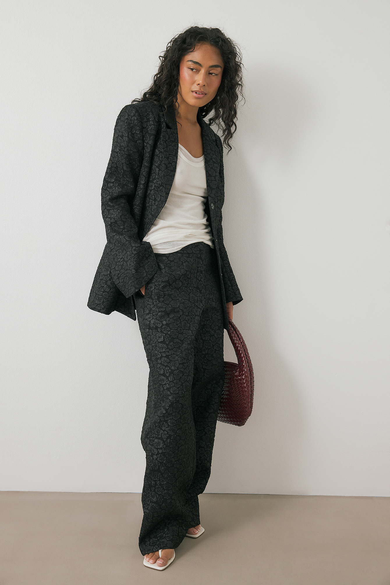Straight leg structured mid waist pants black — byxor med fickor från NA-KD