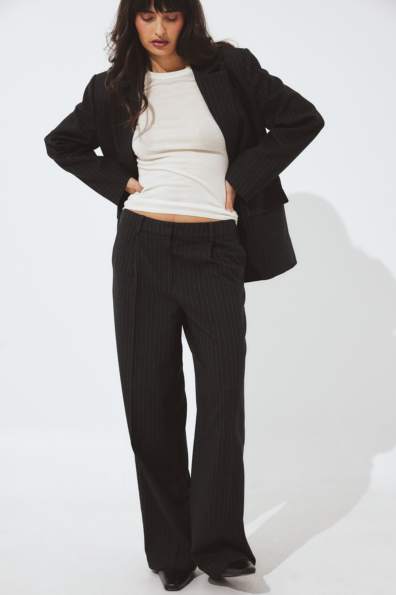 Structured striped low waist suit pants grey stripe — byxor med fickor från NA-KD