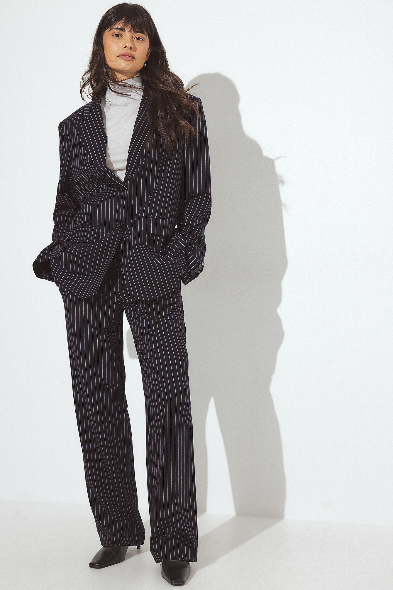 Randiga kostymbyxor med lag midja navy stripe — byxor med fickor från NA-KD