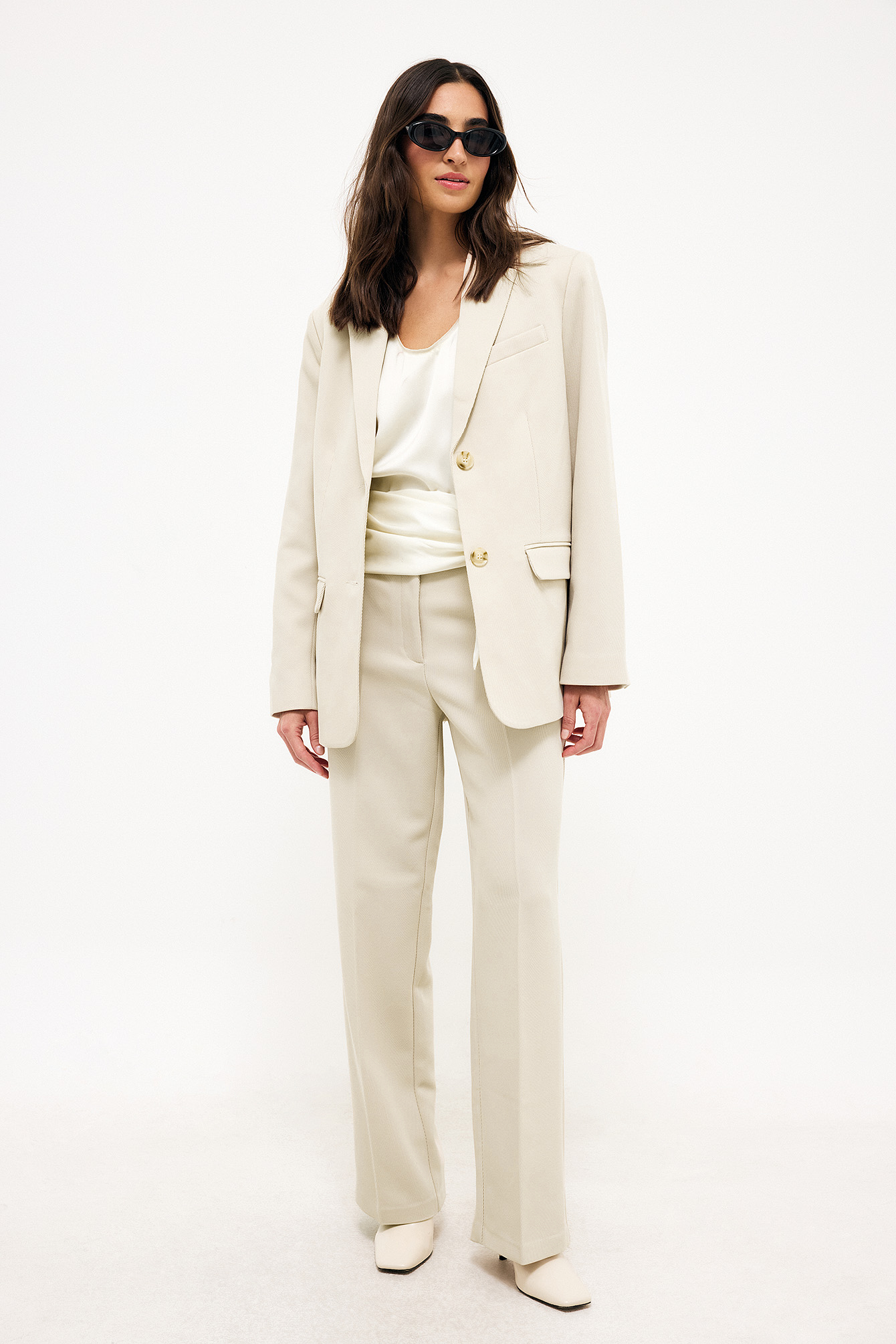 Kostymbyxor i twill sand — byxor med fickor från NA-KD