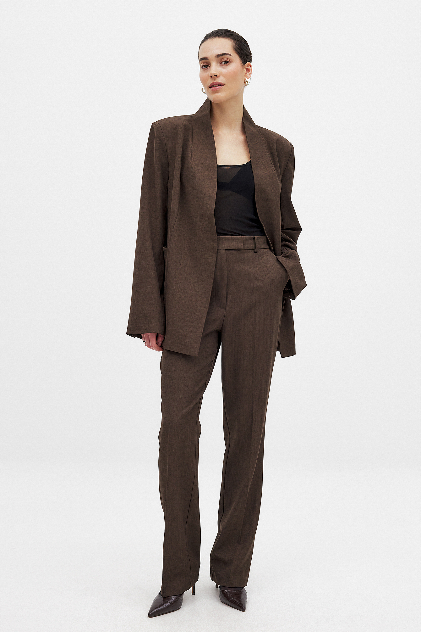 Straight suit pants brown melange — byxor med fickor från NA-KD
