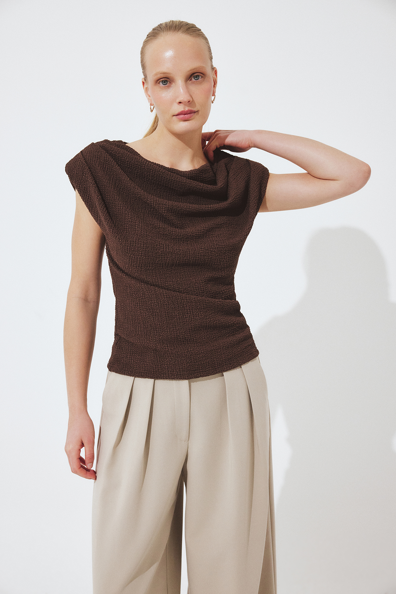 Structured Shoulderpad Top - Sleeveless Tops - Brown - M - NA-KD / NAKD