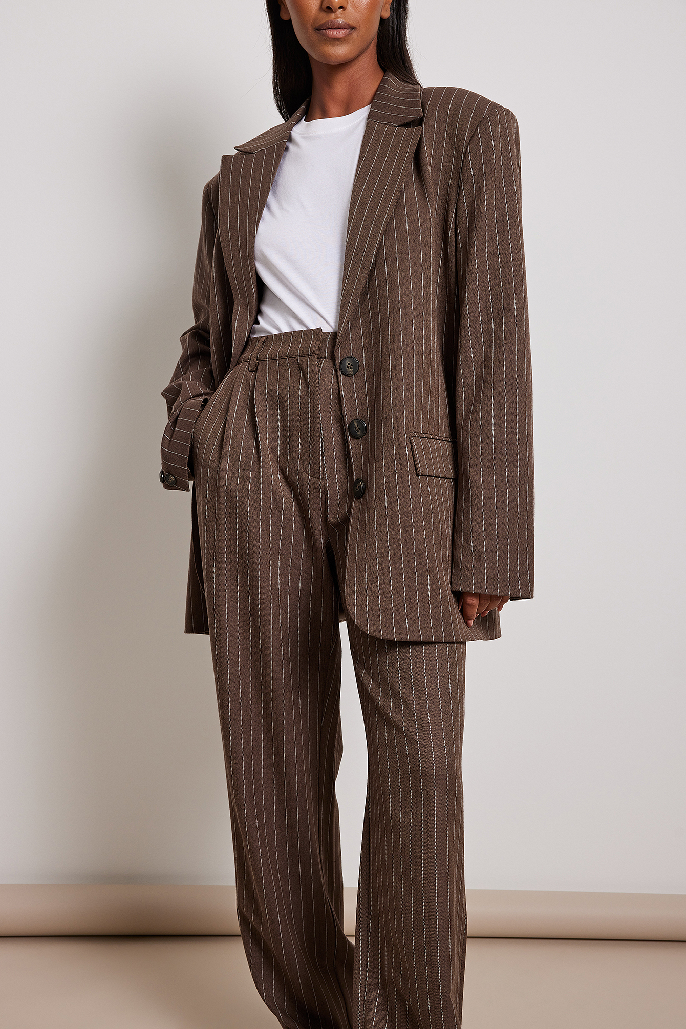 Damen Bekleidung Jacken Blazer Sakkos und Anzugsjacken NA-KD Synthetik Classic Gestreifter Oversize-Blazer in Braun 