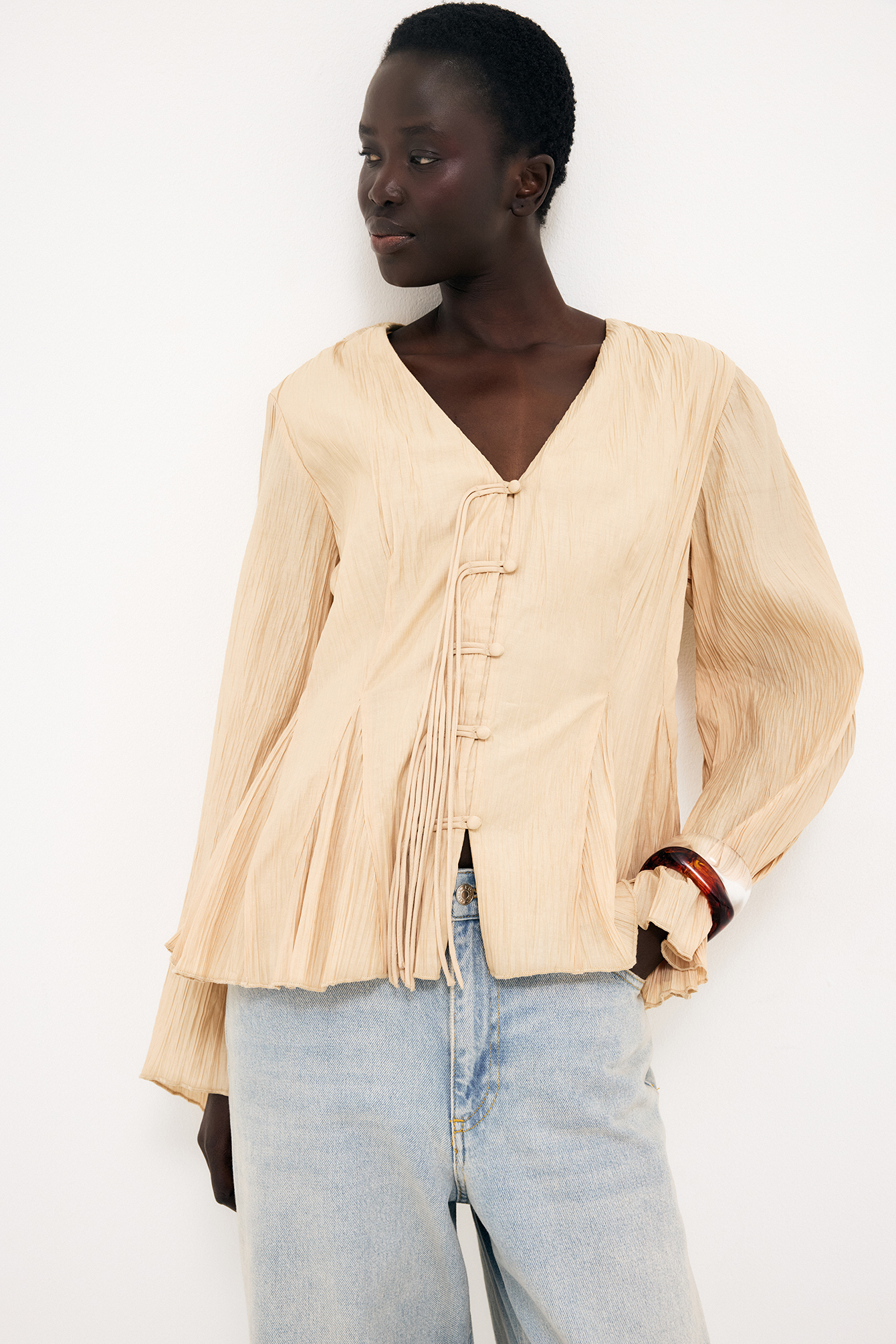 Blusa entallada estructurada con mangas anchas y cintura marcada - Blusas - Beige - EU 32 - NA-KD / NAKD
