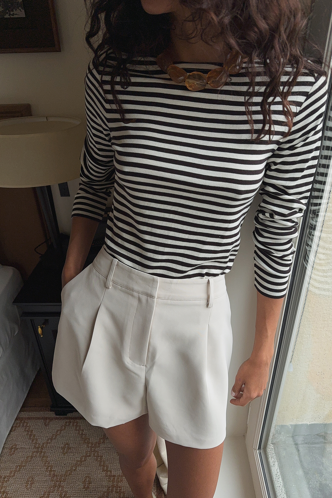 Tailored high waist shorts beige — shorts med fickor från NA-KD