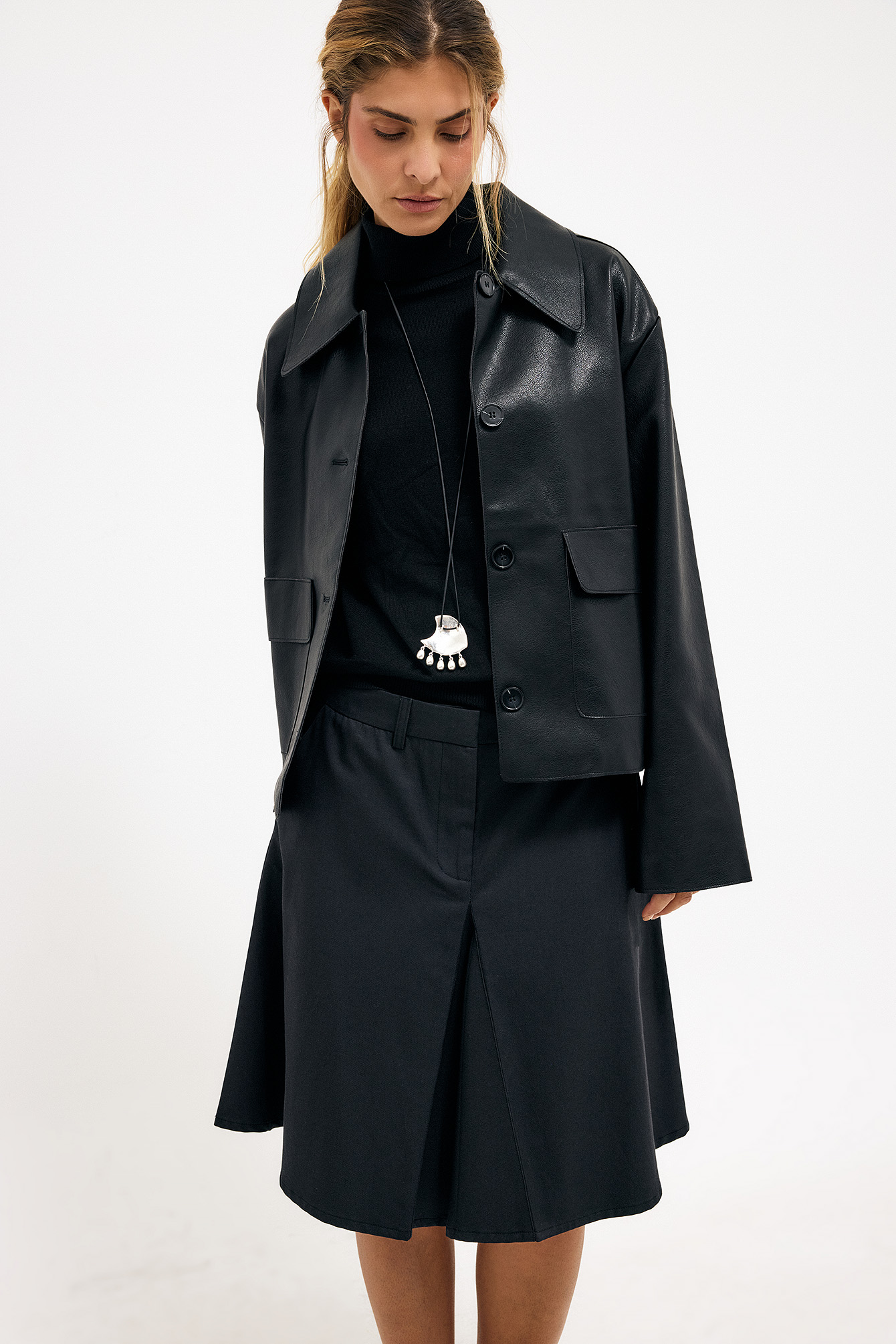 Tailored knee length midi skirt washed black — kjol med fickor från NA-KD